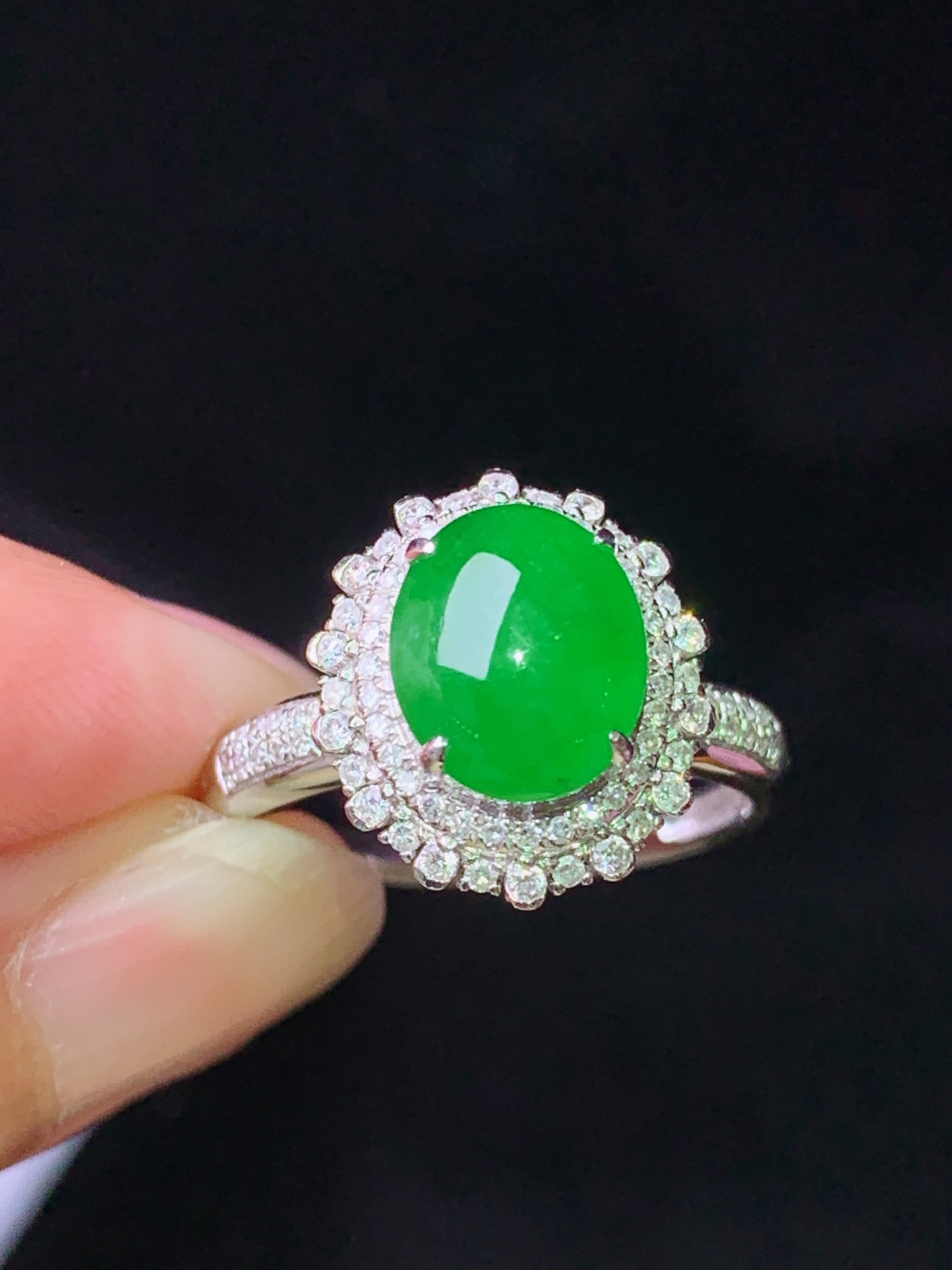 18k金钻镶嵌满绿蛋面戒指 玉质细腻 色泽艳丽清新 水润亮眼 圈口14.5 整体尺寸14*12.5*