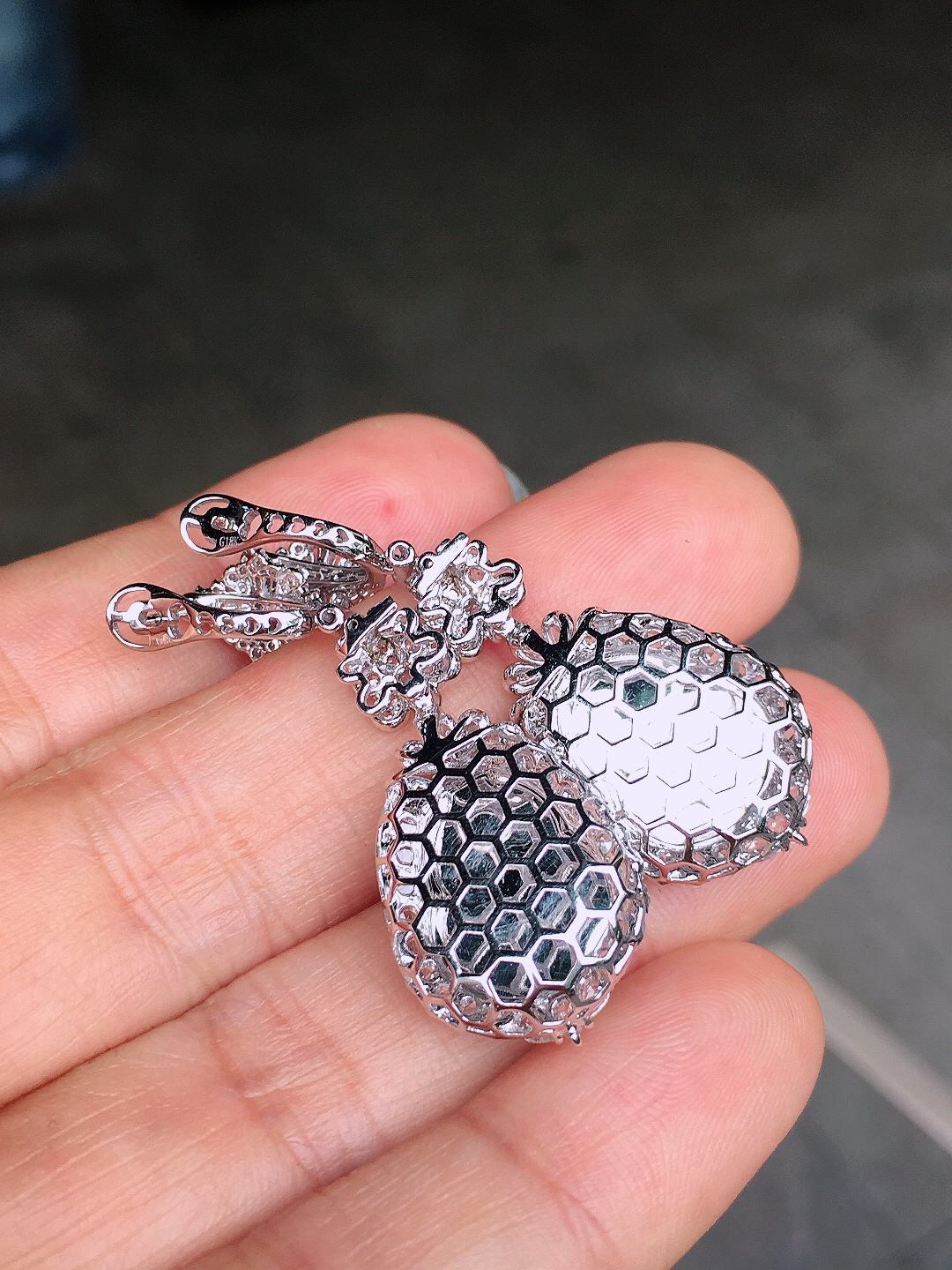 阳绿葫芦耳坠，色泽均匀艳丽，玉质细腻，荧光感超
强，饱满圆润，尽显优雅气质，18k
金豪华镶嵌