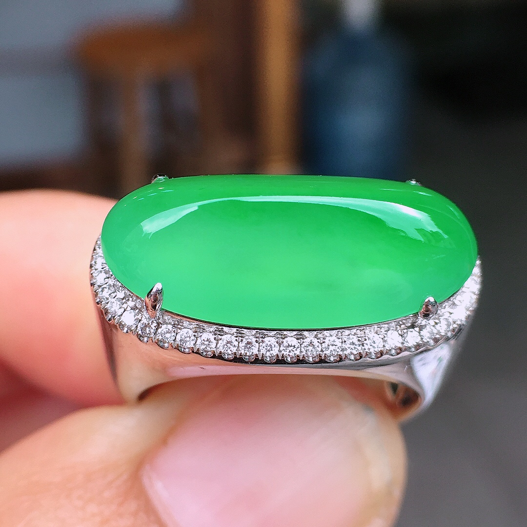 阳绿马鞍戒指，色泽艳丽，玉质细腻，荧光感超
强，饱满圆润，尽显优雅气质，18k
金豪华镶嵌