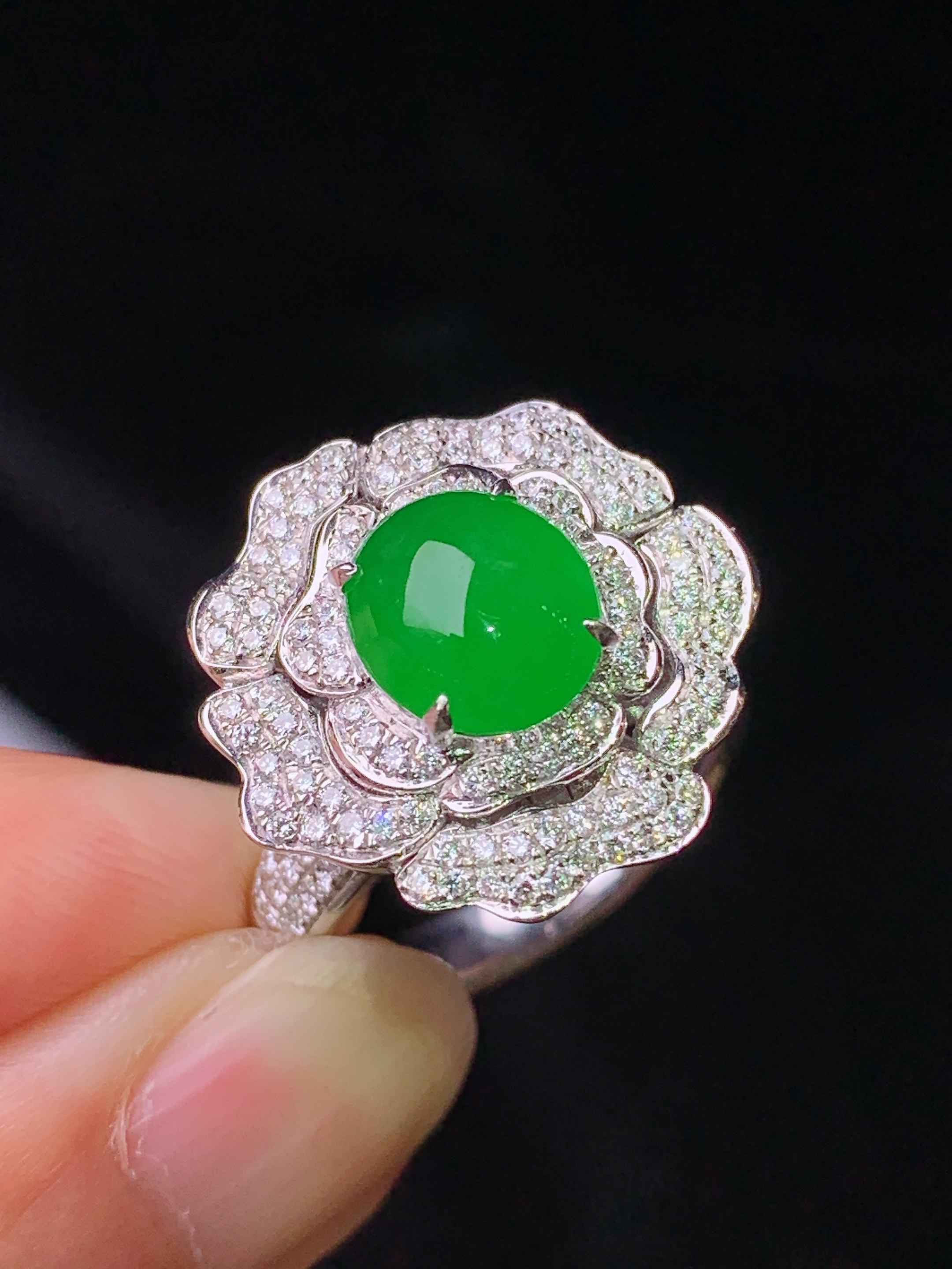 18k金钻镶嵌满绿蛋面戒指 玉质细腻 色泽艳丽清新 水润亮眼 圈口15 整体尺寸18.3*11.5d