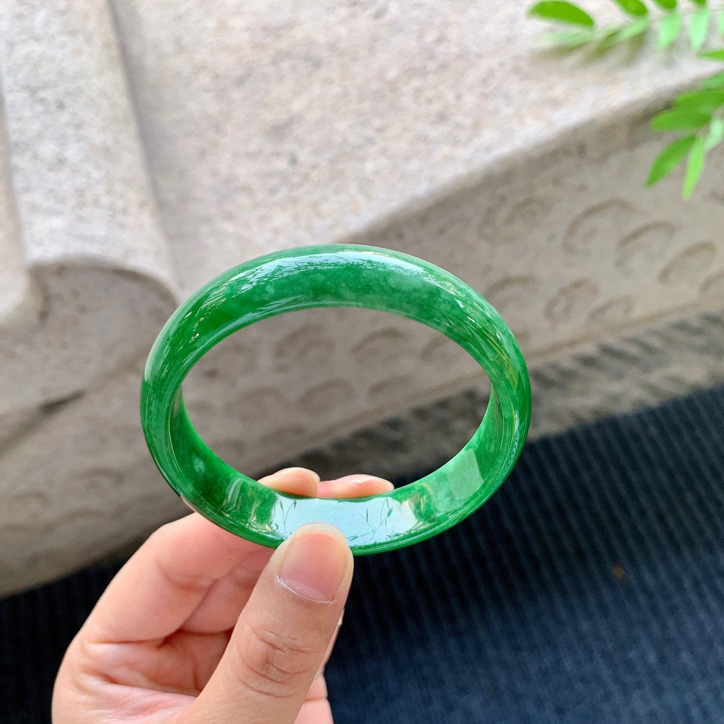 正圈54 55
【圈口】55.6/13.5/6
【描述】辣绿，满绿，水润，种老，细腻，无裂纹！