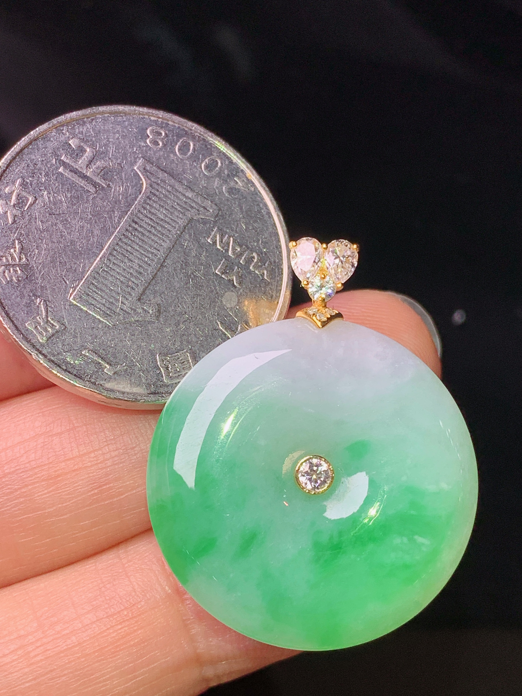 18k金钻镶嵌飘绿平安扣吊坠 玉质细腻 色泽艳丽清新 水润亮眼 整体尺寸30.2*24.5*5c1