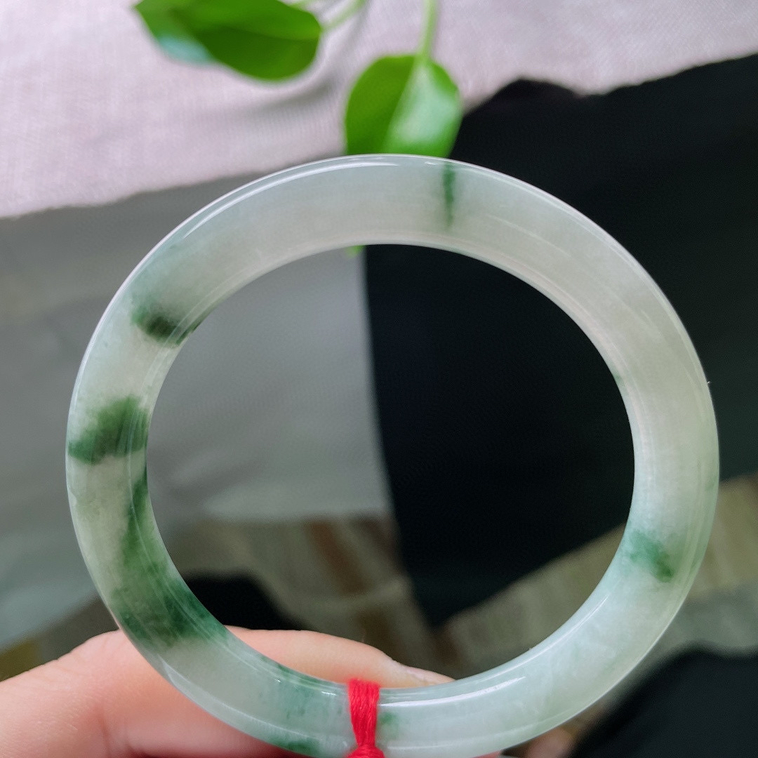 55.5/8.6，飘花圆条，花影摇曳，不是开在枝头，是开在玉的骨血里。水头好，种老