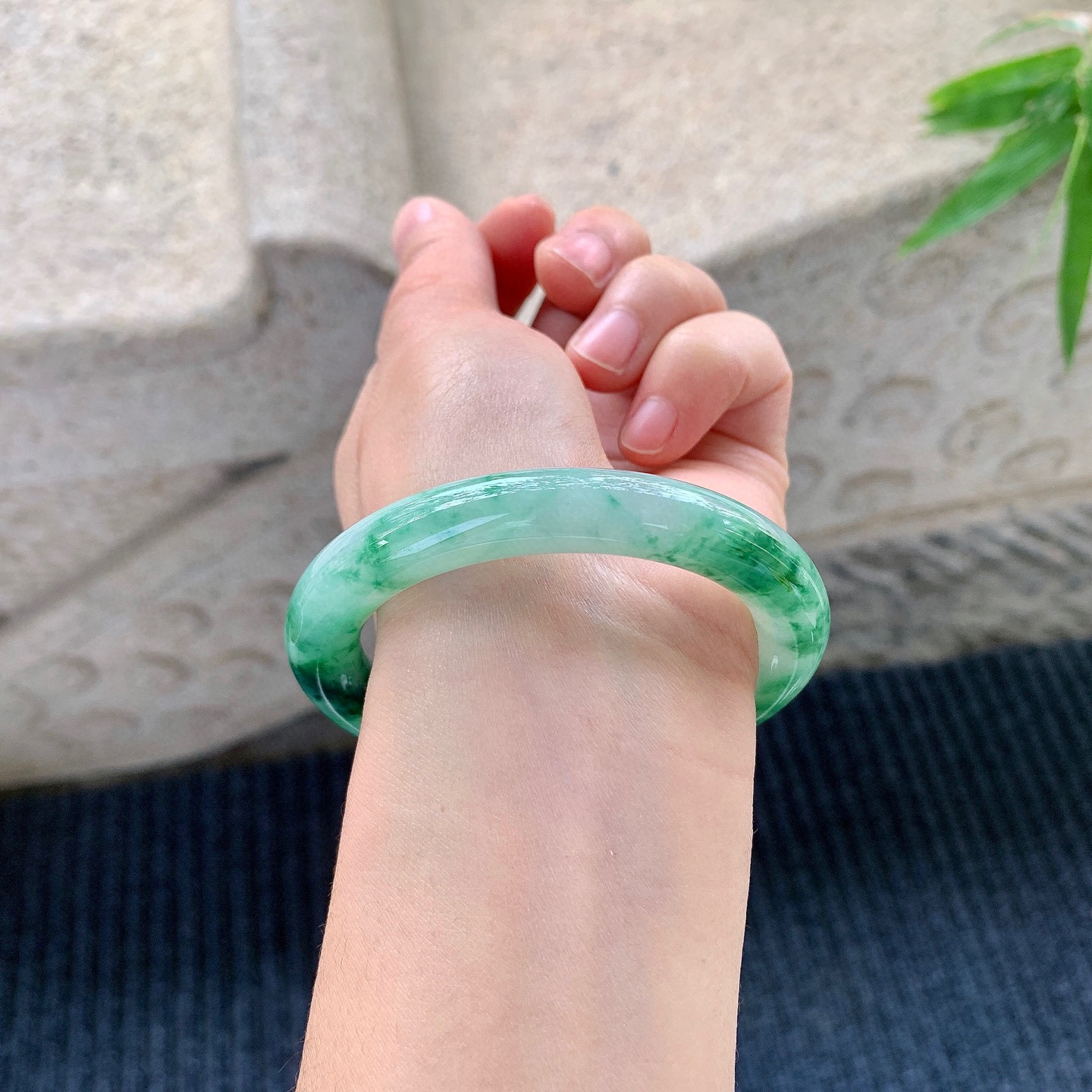 圆条52 53
【圈口】53.7/9.6/10
【描述】飘辣绿，水润，种老，细腻，无纹裂！