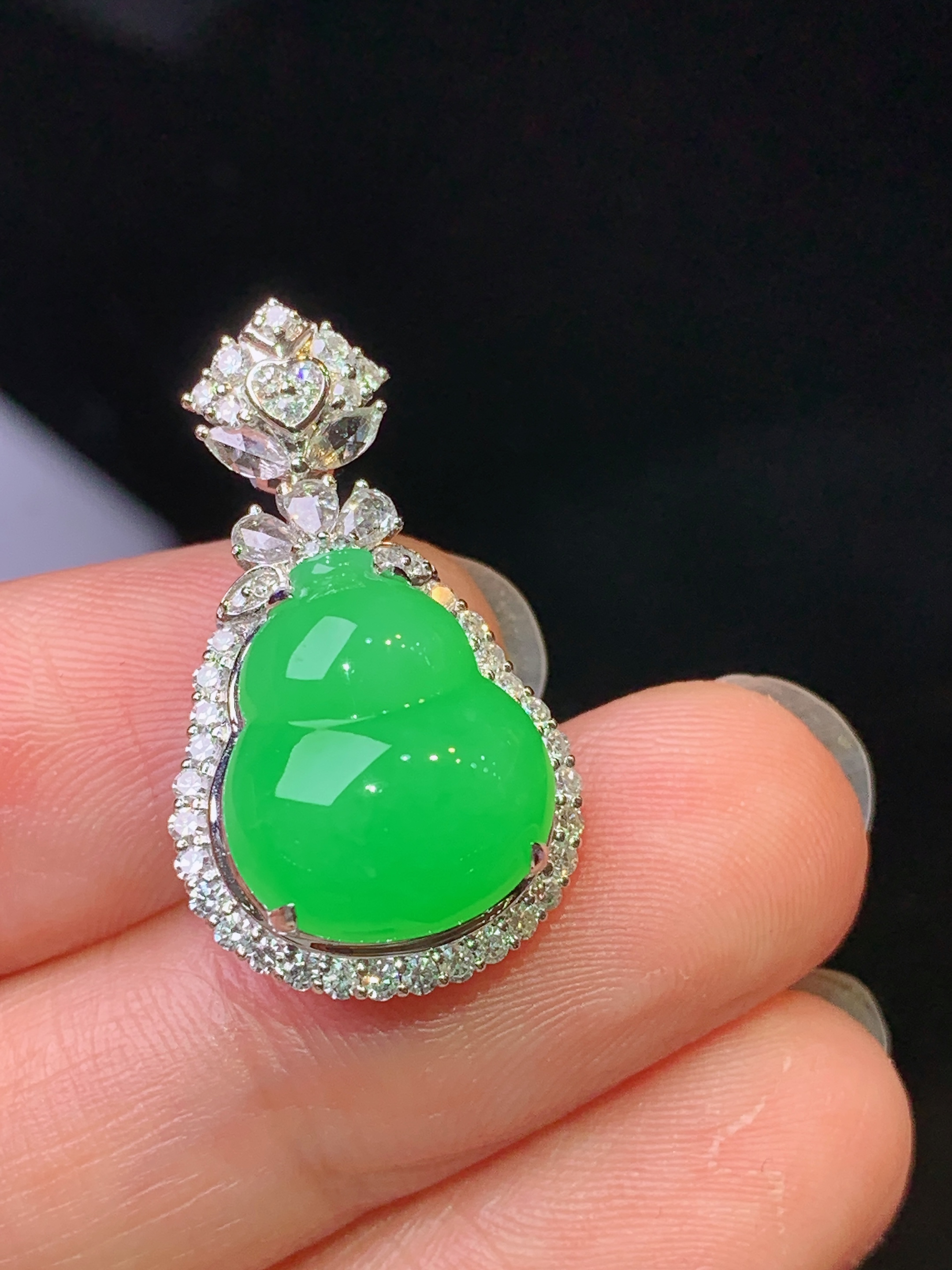 18k金钻镶嵌满绿葫芦吊坠 玉质细腻 色泽艳丽清新 水润亮眼 整体尺寸25.8*14.8*10h1