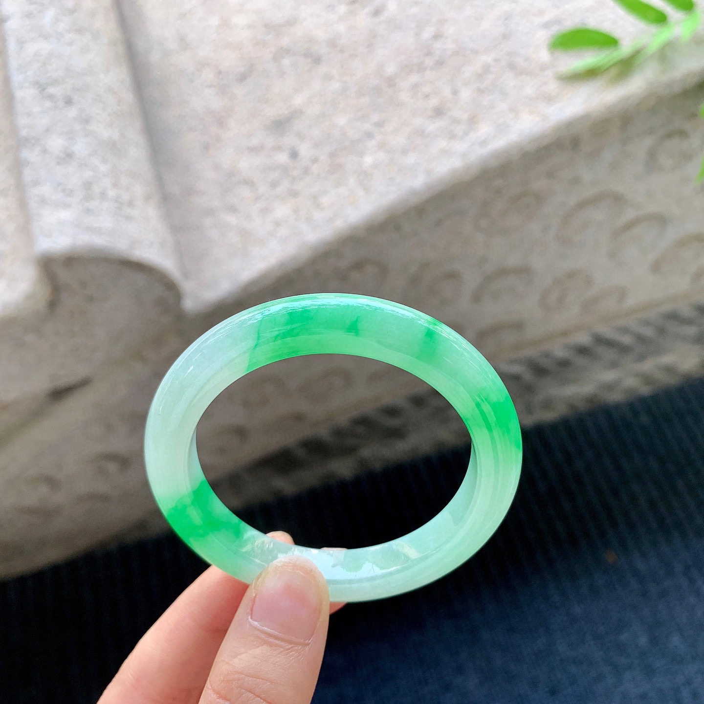 正圈50 51
【圈口】50.5/9/8.4
【描述】飘阳绿，水润，种老，细腻，无裂纹！