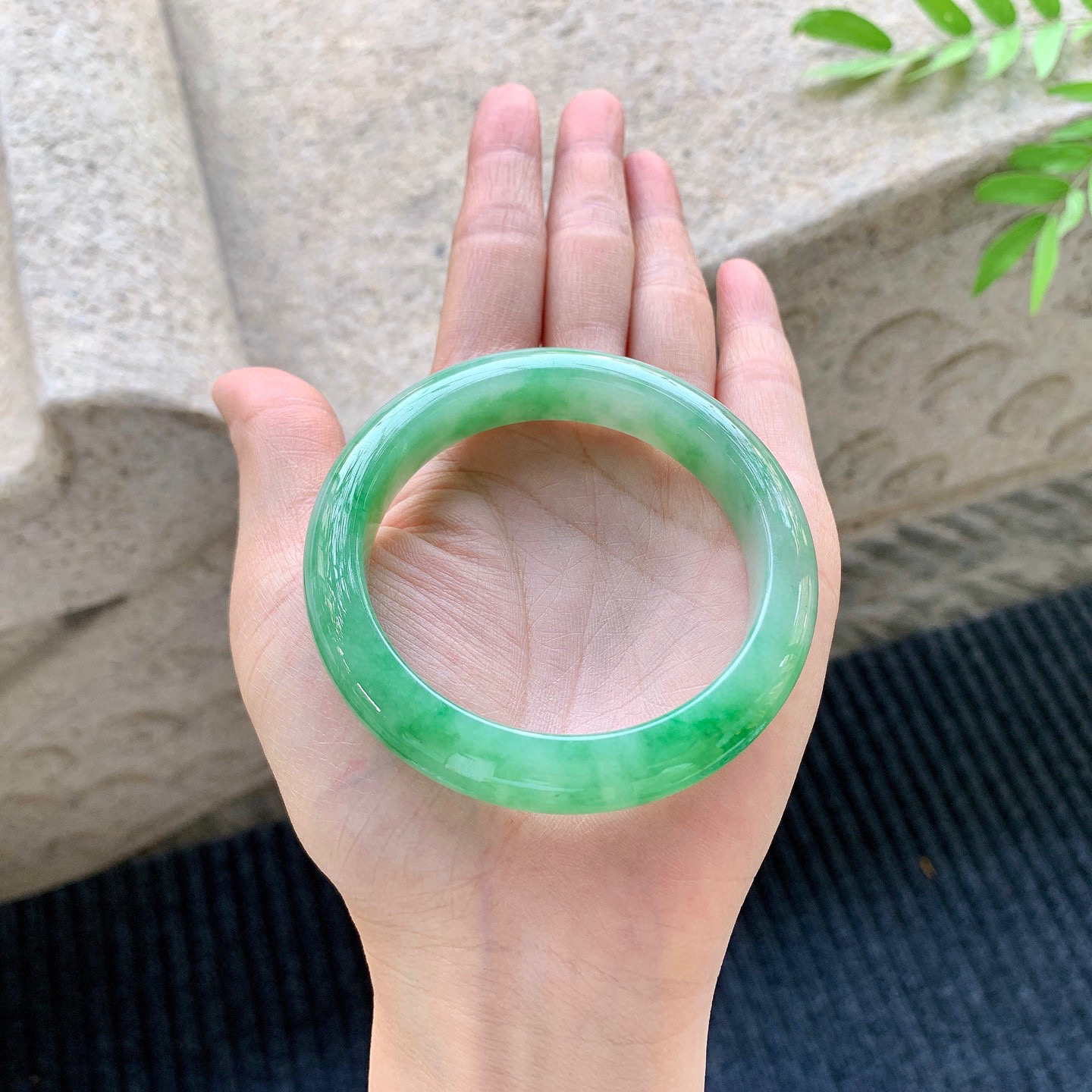 正圈53 54
【圈口】54.2/11.9/8.5
【描述】飘绿，水润，种老，细腻，无裂纹！