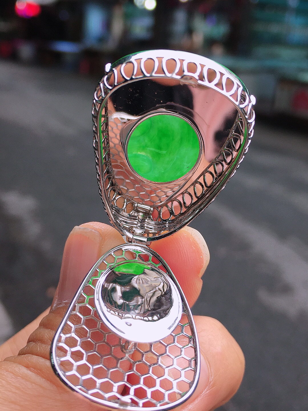 阳绿如意吊坠，色泽均匀艳丽，玉质细腻，荧光感超
强，饱满圆润，尽显优雅气质，18k
金豪华镶嵌