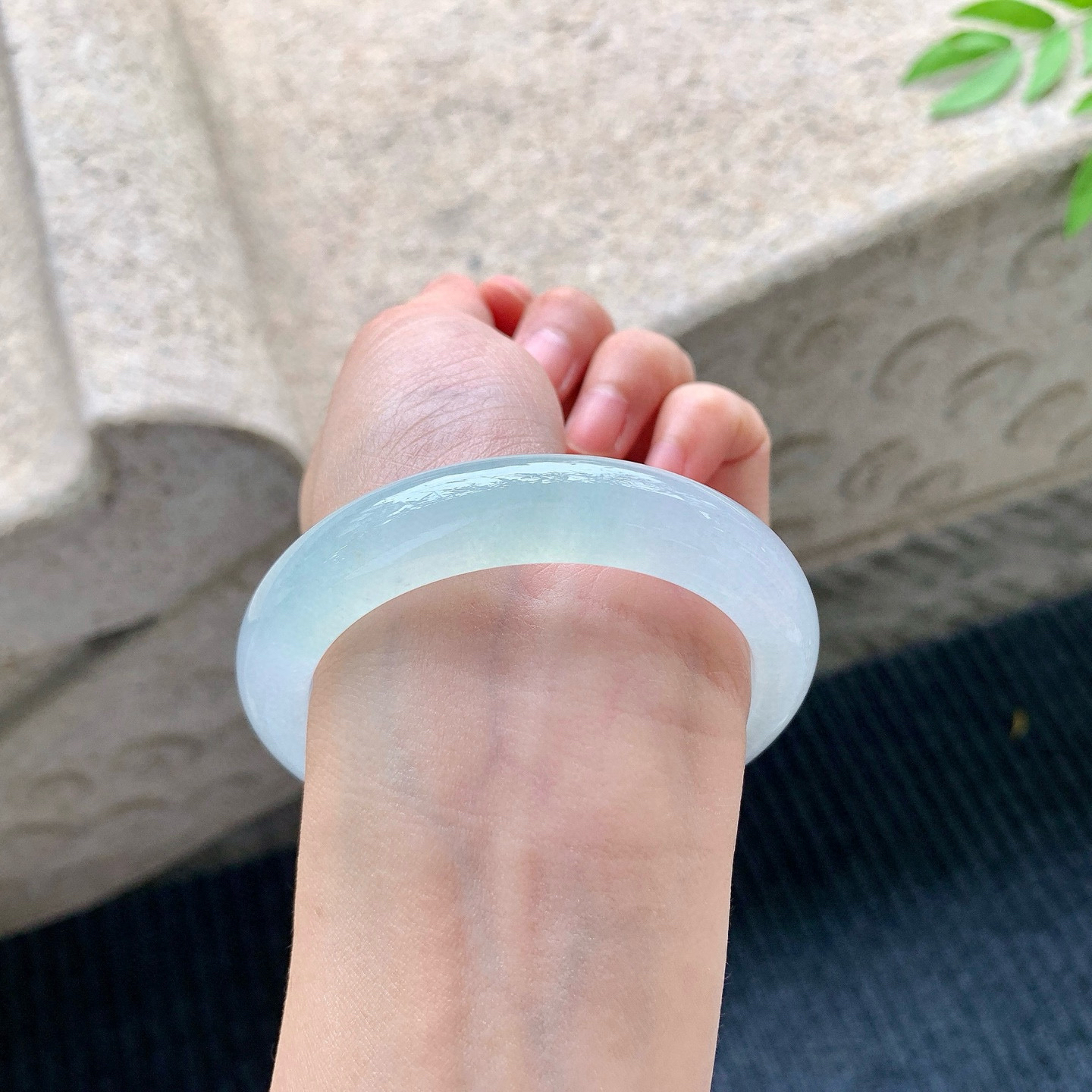 正圈55 56
【圈口】55.2/12/8.8
【描述】冰淡绿，水润，种老，细腻，无裂纹！