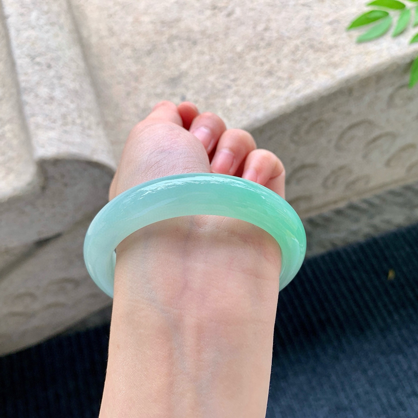 正圈56 57
【圈口】57.5/12.8/8.5
【描述】飘绿，水润，种老，细腻，无裂纹！