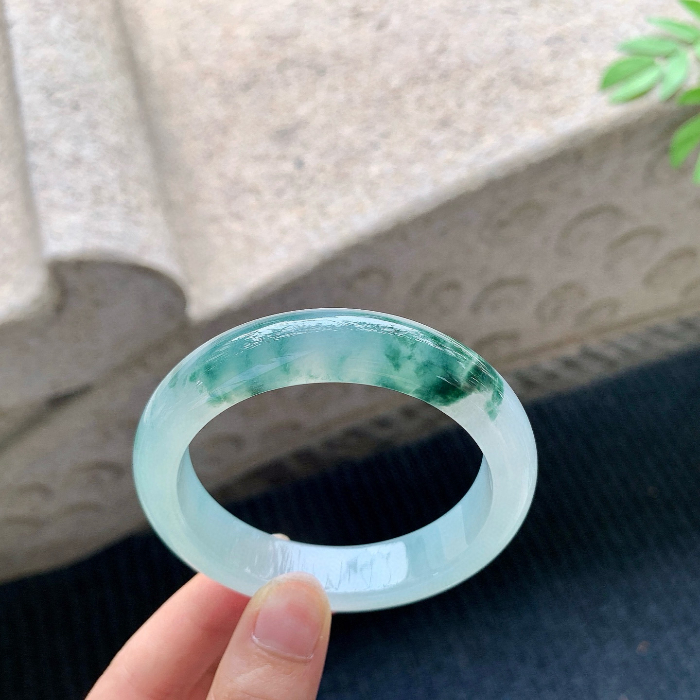 正圈52 53
【圈口】53.6/12.6/8.2
【描述】冰飘花，水润，种老，细腻，无纹裂！