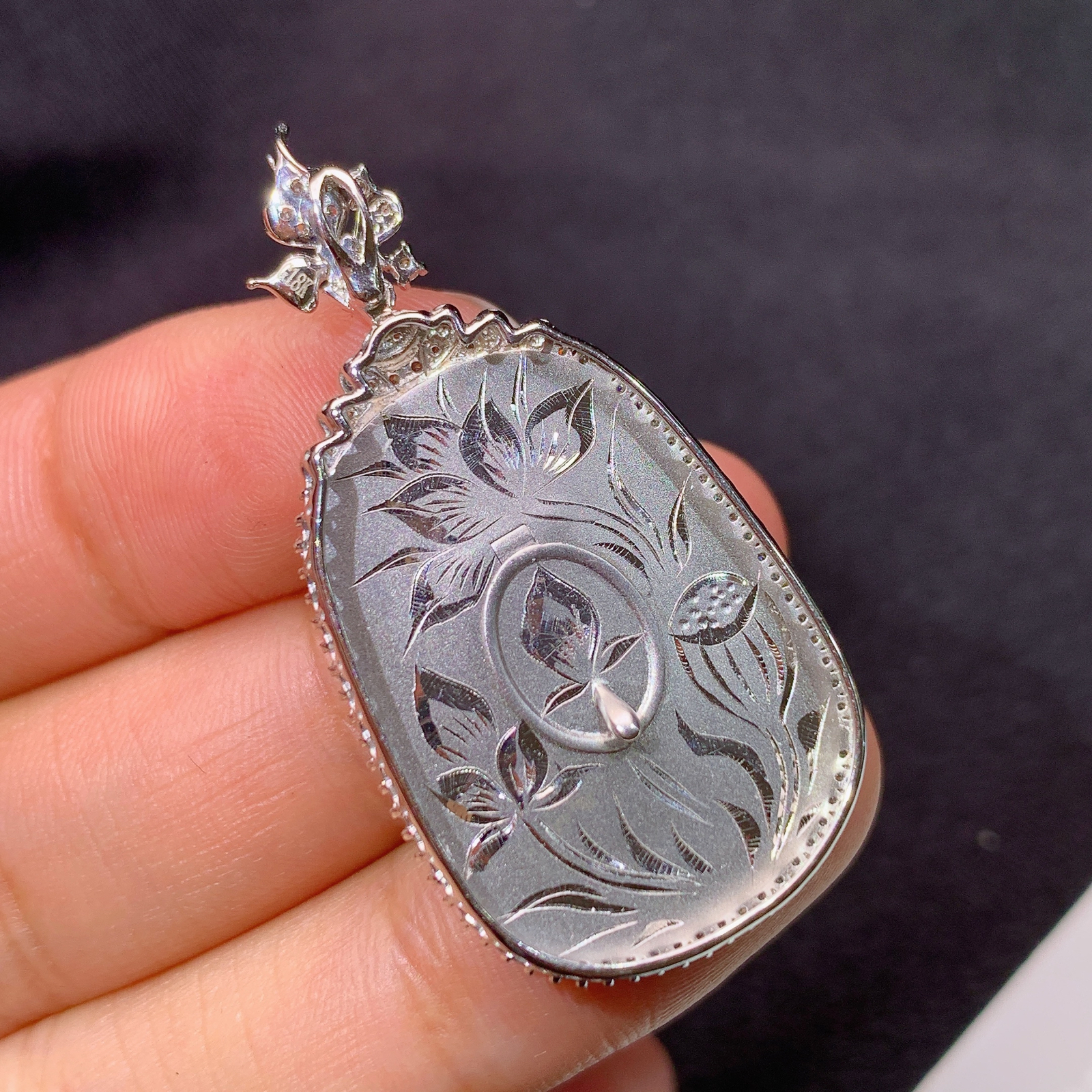 阳绿如意吊坠，18k金镶嵌，冰润色阳，玉质细腻，种水足，Mng 尺寸40.8*20.7*6.3