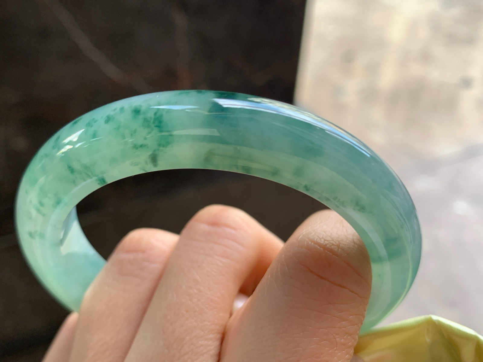 57-12.1-9.7

飘花手镯^_^鲜艳 玉质温润 细腻