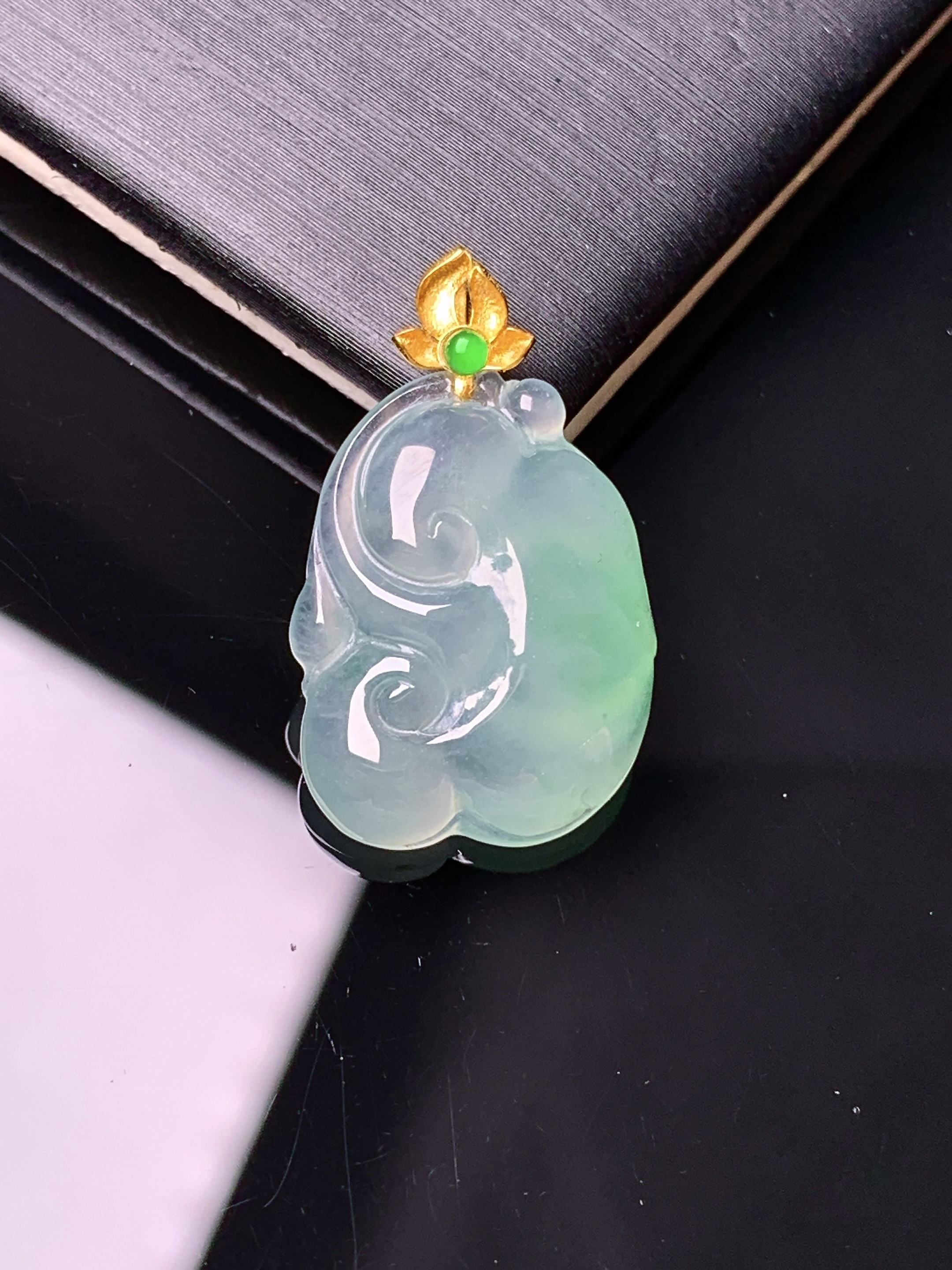 18k金镶嵌冰种飘绿如意吊坠 玉质细腻 色泽艳丽清新 水润亮眼 整体尺寸24.6*15*4.5j2