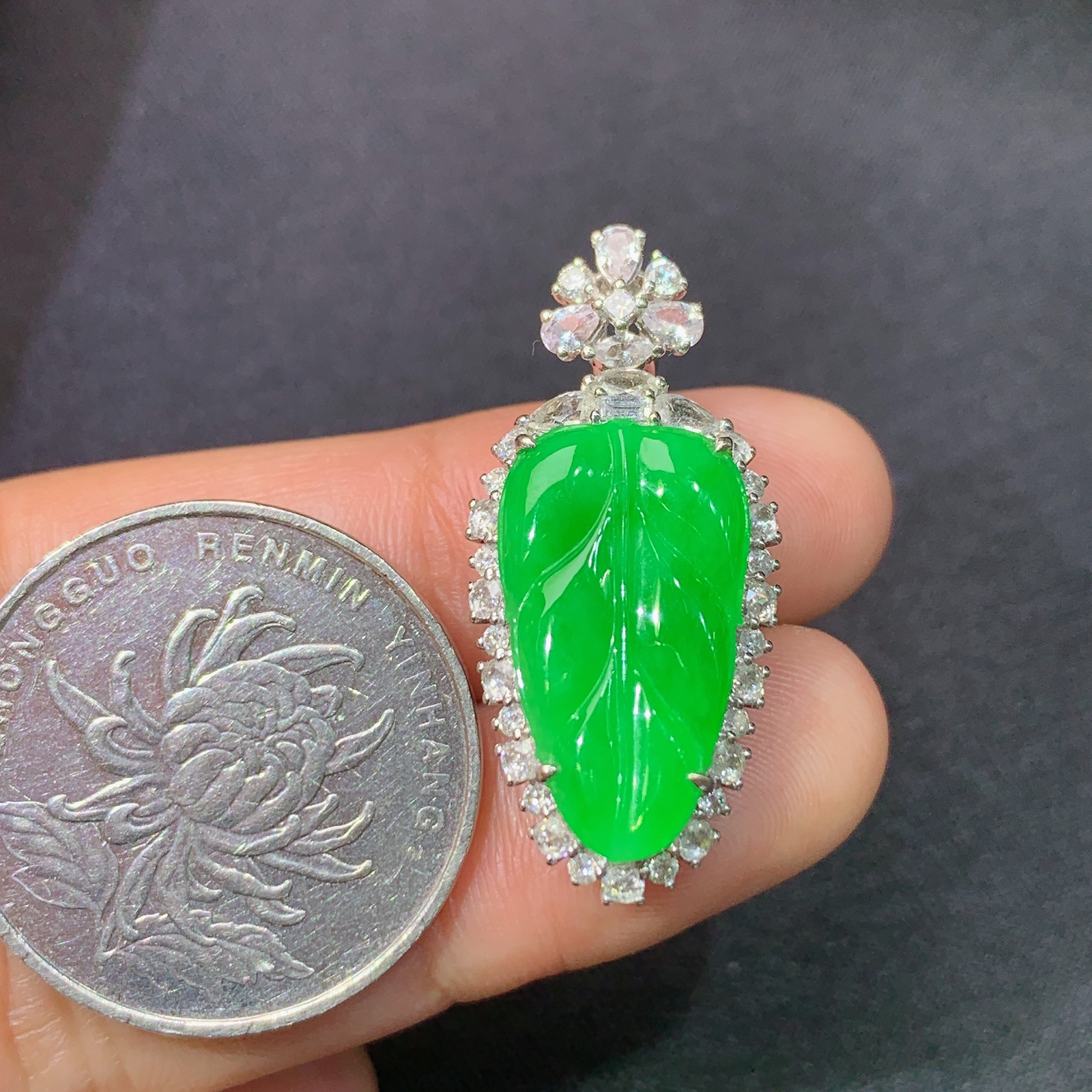 冰阳绿树叶吊坠，18k金镶嵌，冰润色阳，玉质细腻，种水足，Dd 尺寸30.9*14.2*8