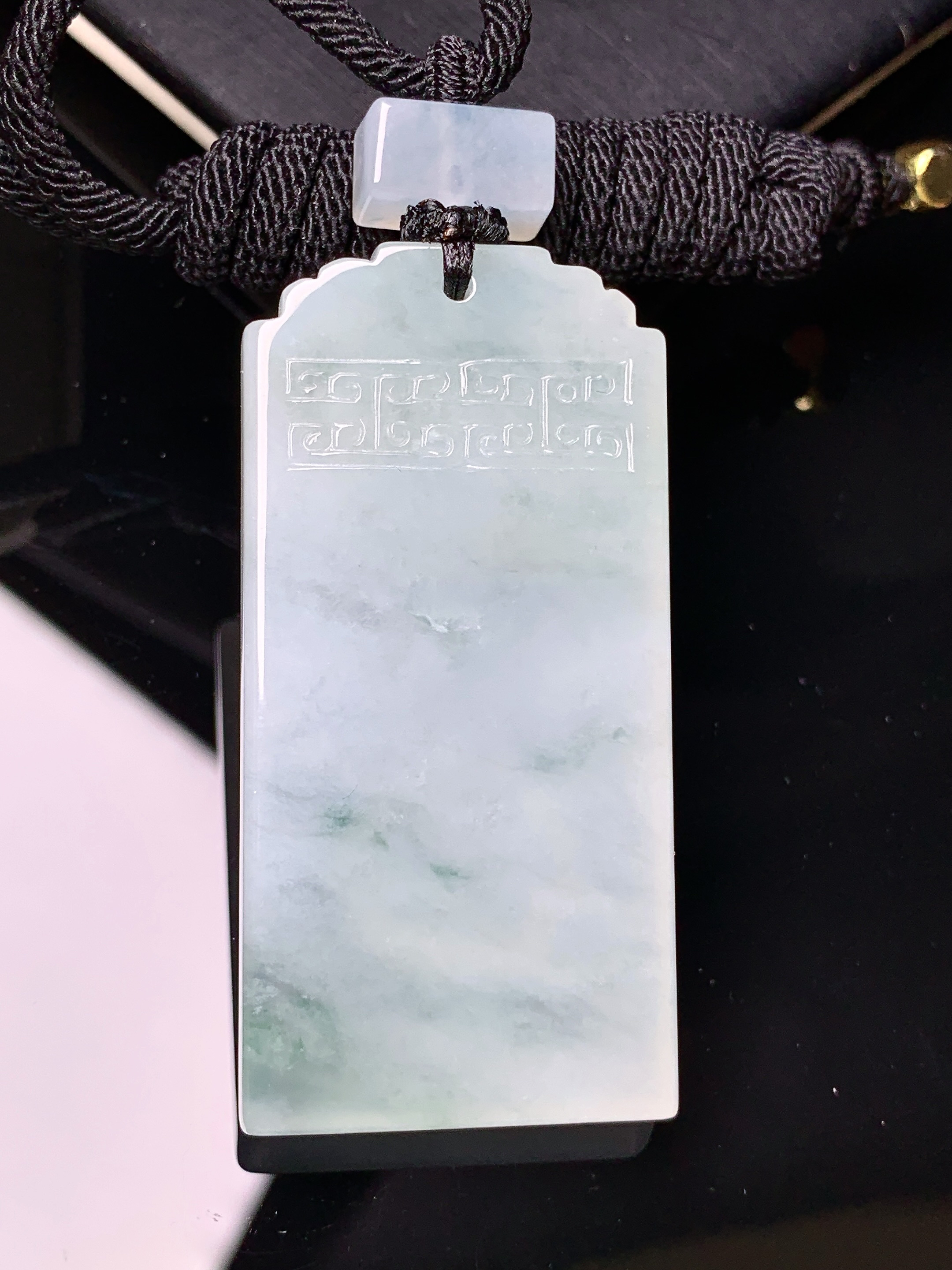 飘绿无事牌吊坠 玉质细腻 色泽艳丽清新 水润亮眼 整体尺寸49.2*24.6*5.7L1