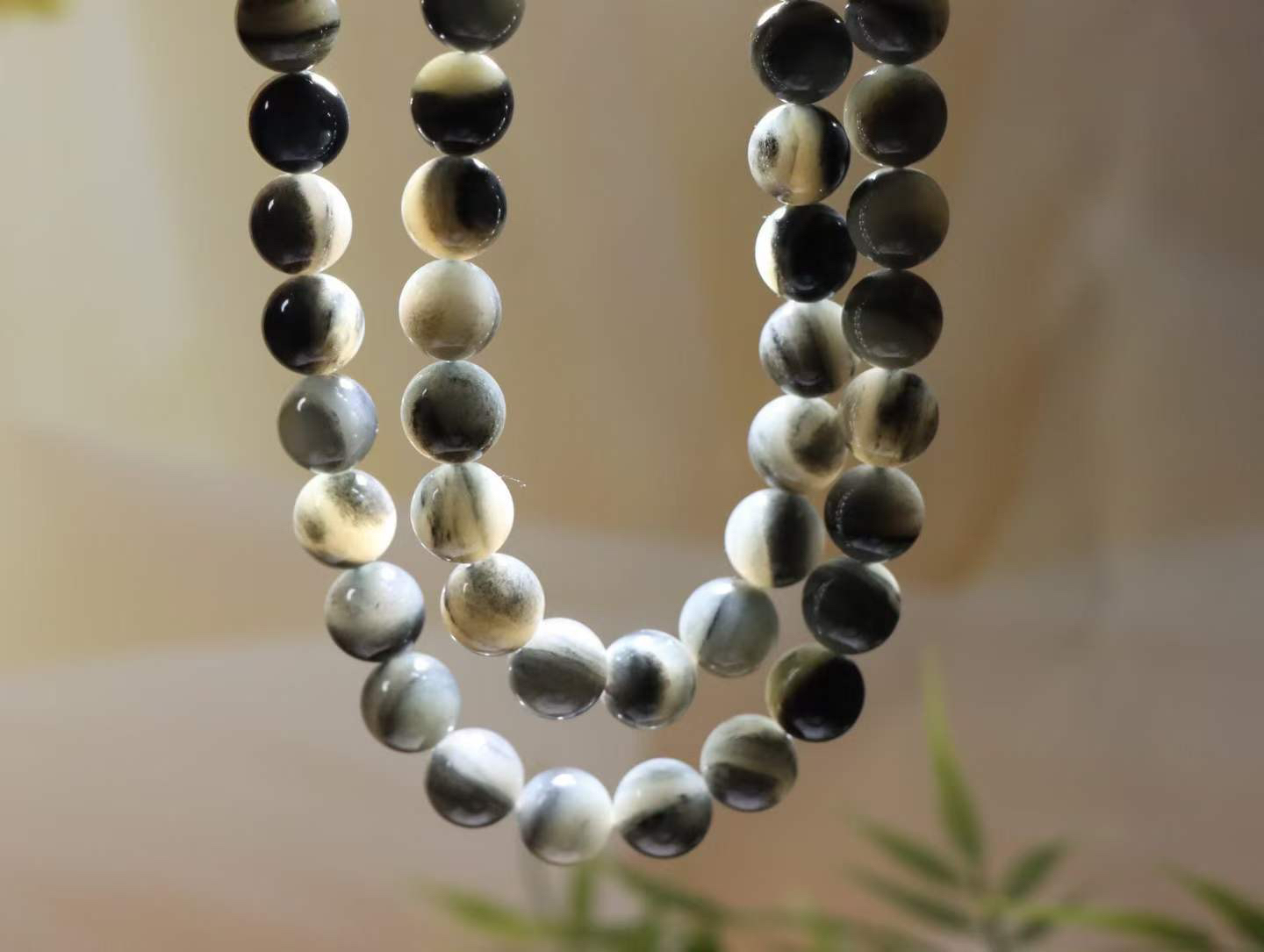 【水墨青花.项链】

新疆和田青花籽料珠圆玉润项链 玉质温润细腻  整串打磨圆润，佩戴舒适。珠珠落玉盘，间关莺语花底滑，一生美好时光，无论身在何处，都有它相伴相守。事事顺遂，幸福美满，吉祥如意。

重160克 尺寸12mm  36823212113O