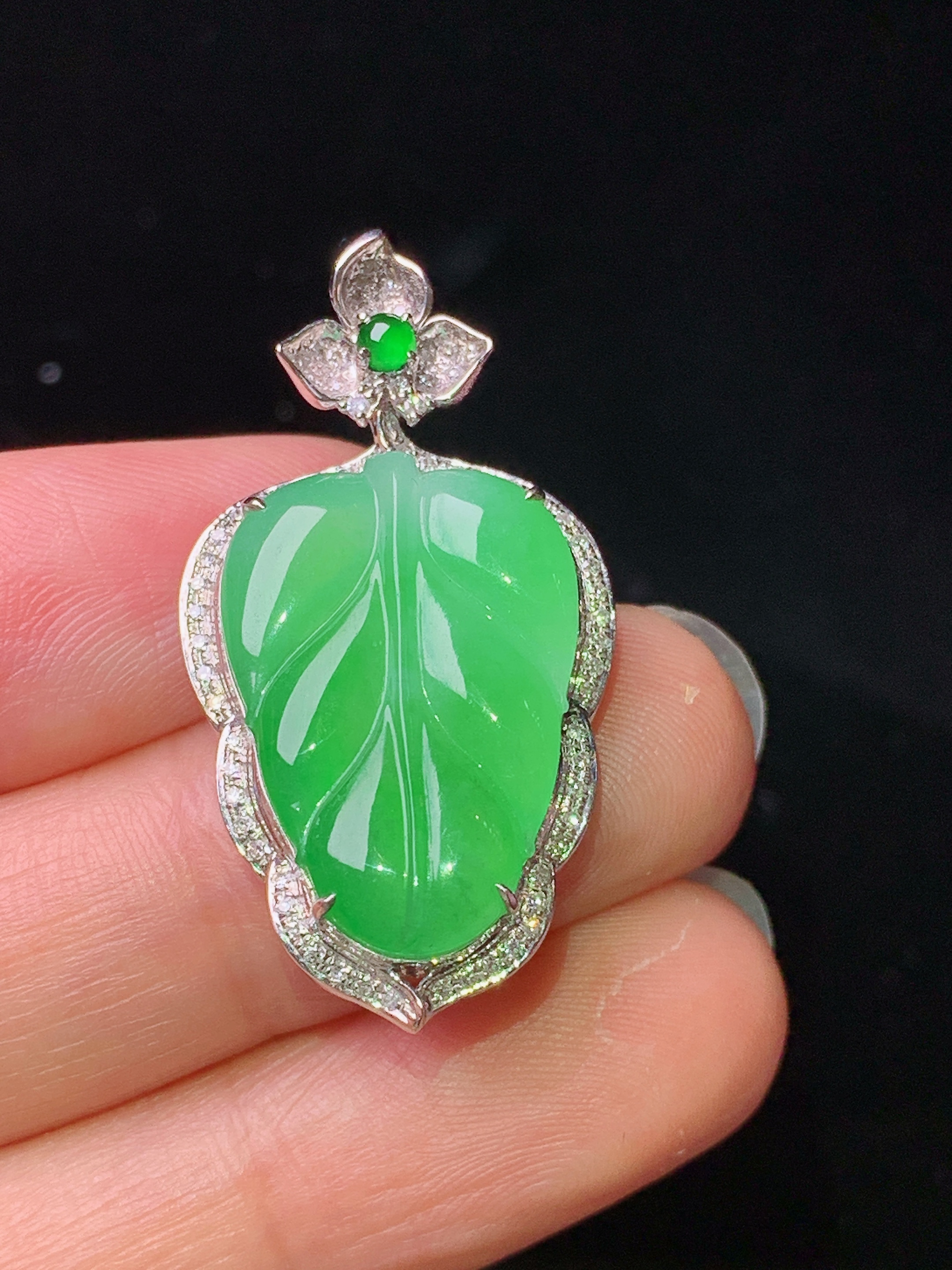 18k金钻镶嵌翠绿树叶吊坠 玉质细腻 色泽艳丽清新 水润亮眼 整体尺寸33.5*17.8*7t1