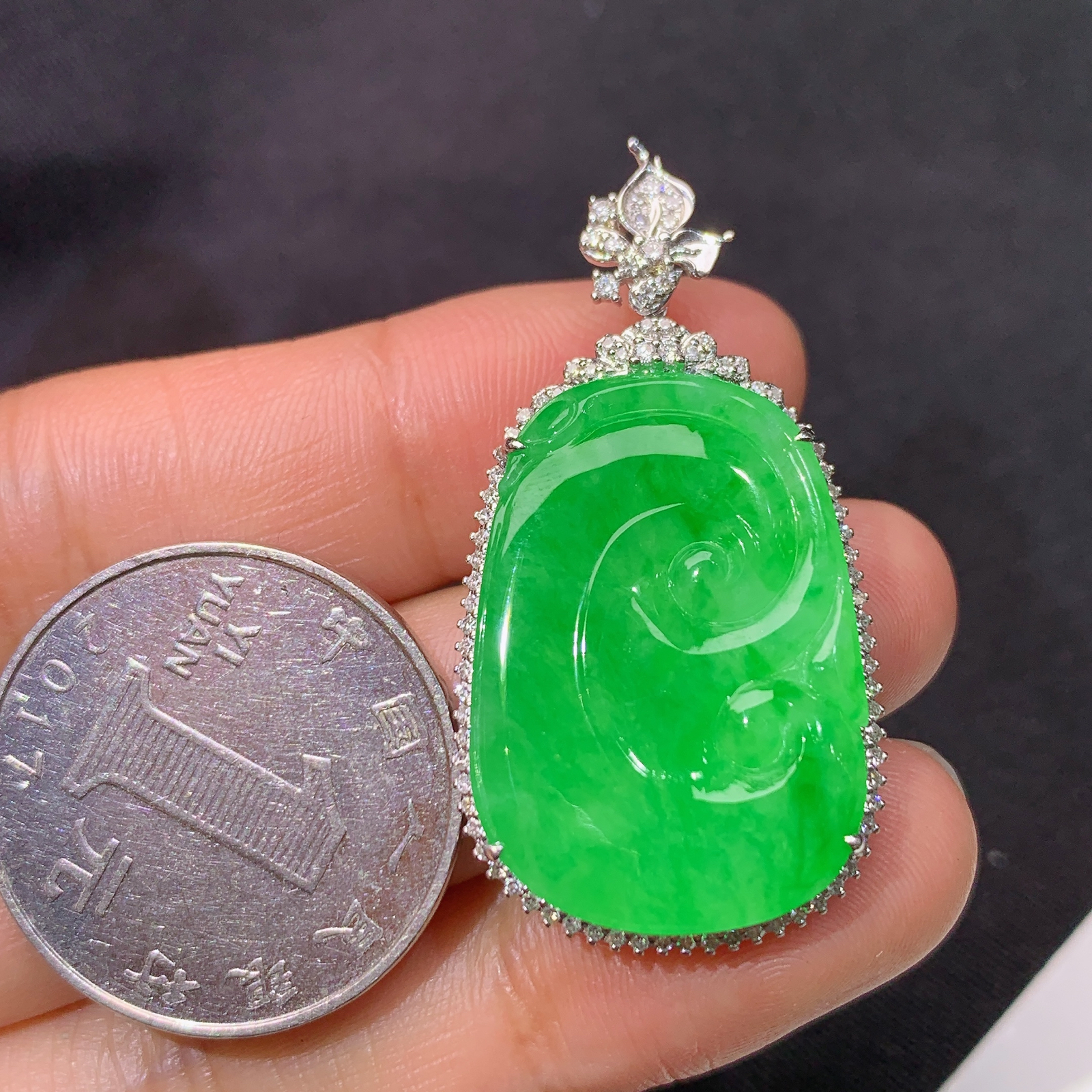 阳绿如意吊坠，18k金镶嵌，冰润色阳，玉质细腻，种水足，Mng 尺寸40.8*20.7*6.3