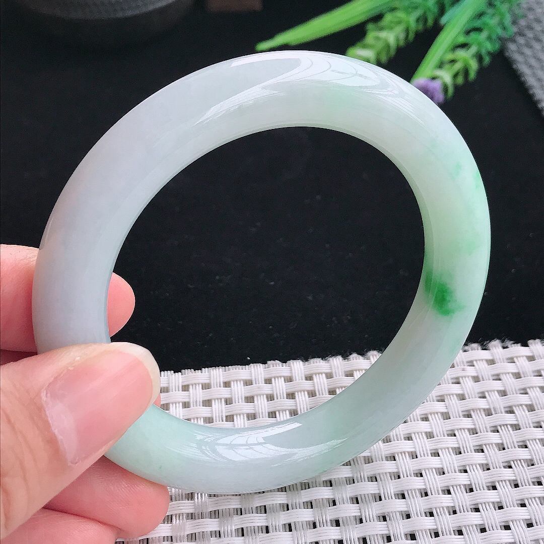 实拍A货翡翠56/11老坑精美温润飘绿胖圆条手镯翡翠玉镯手环