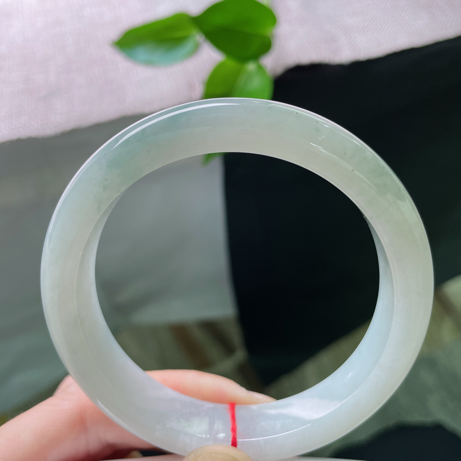 60.1/13/8.8，浅绿底正圈，大圈口，是初春柳梢，日光透过的颜色。一点皮纹，