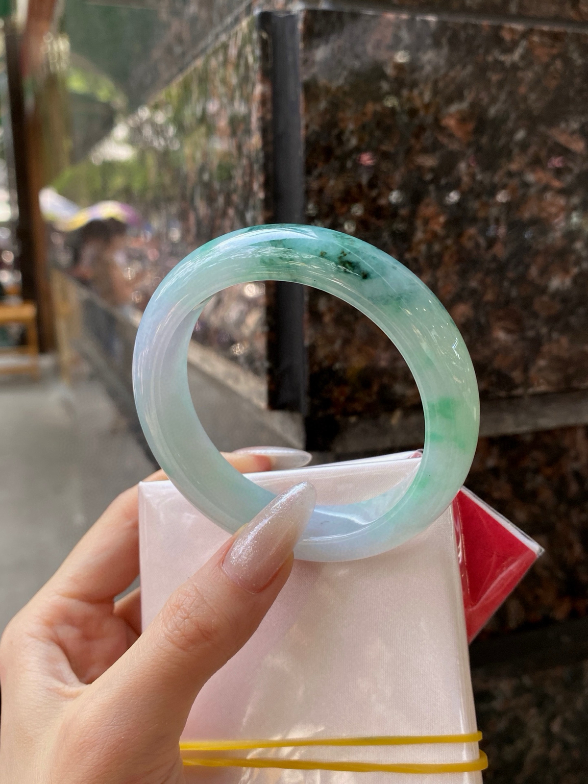 【宽版飘花手镯】
尺寸：56-14-9.2
自然光无滤镜，原图直出