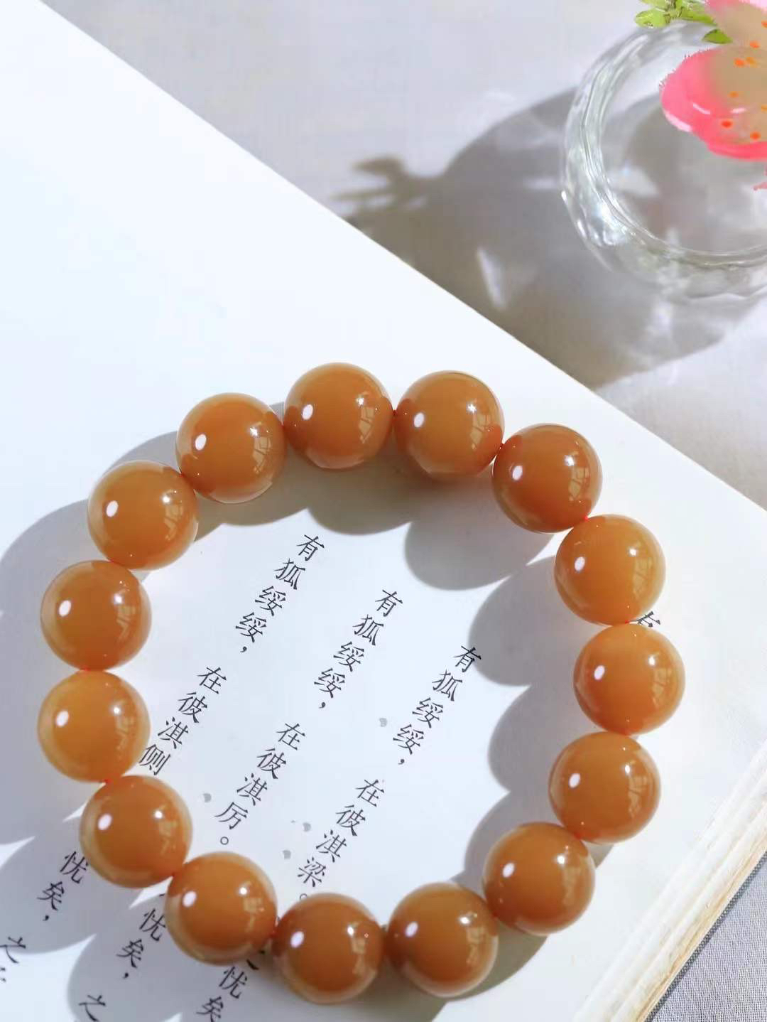 【珠圆玉润.手串】

精品和田玉糖玉珠圆玉润手串 玉质温润细腻  整串打磨圆润，佩戴舒适。珠珠落玉盘，间关莺语花底滑，一生美好时光，无论身在何处，都有它相伴相守。事事顺遂，幸福美满，吉祥如意。重63克 尺寸取一14mm FDL-16302300