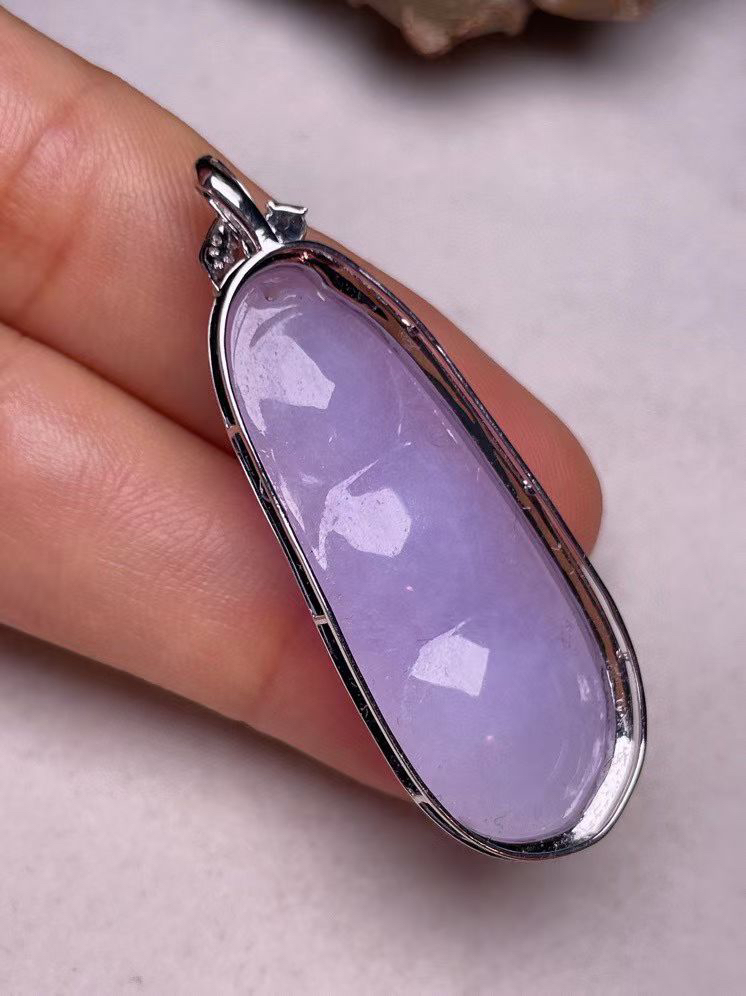 冰糯种紫罗兰福豆吊坠、真金真钻镶嵌，种水好，玉质细腻 .裸石尺寸 37.3*14.6