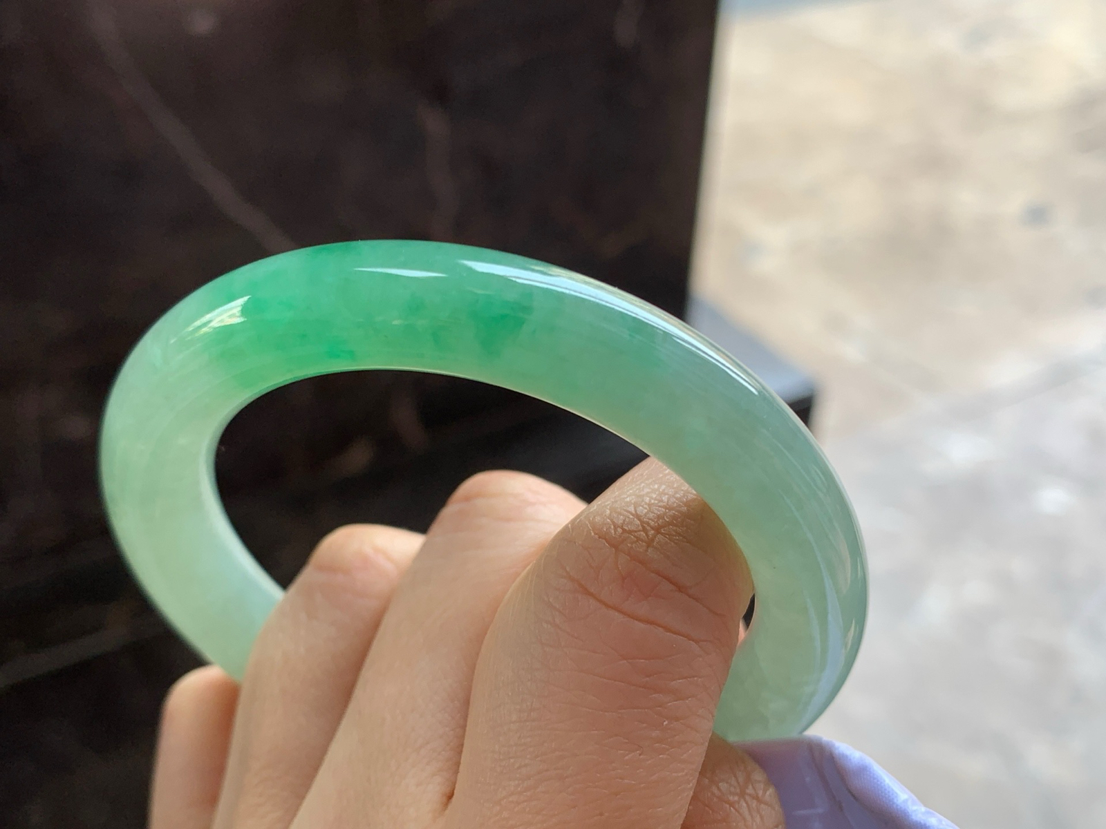 54-10.4

绿色圆条手镯^_^鲜艳 玉质温润 色阳