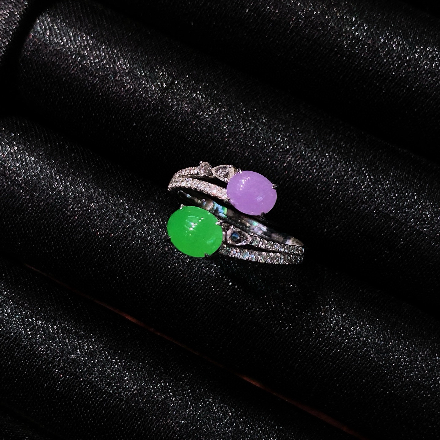 双色蛋面戒指 
紫罗兰的温柔与阳绿的贵气碰撞
让人眼前一亮，实物更美～
18k金镶嵌，佩戴美观大方！