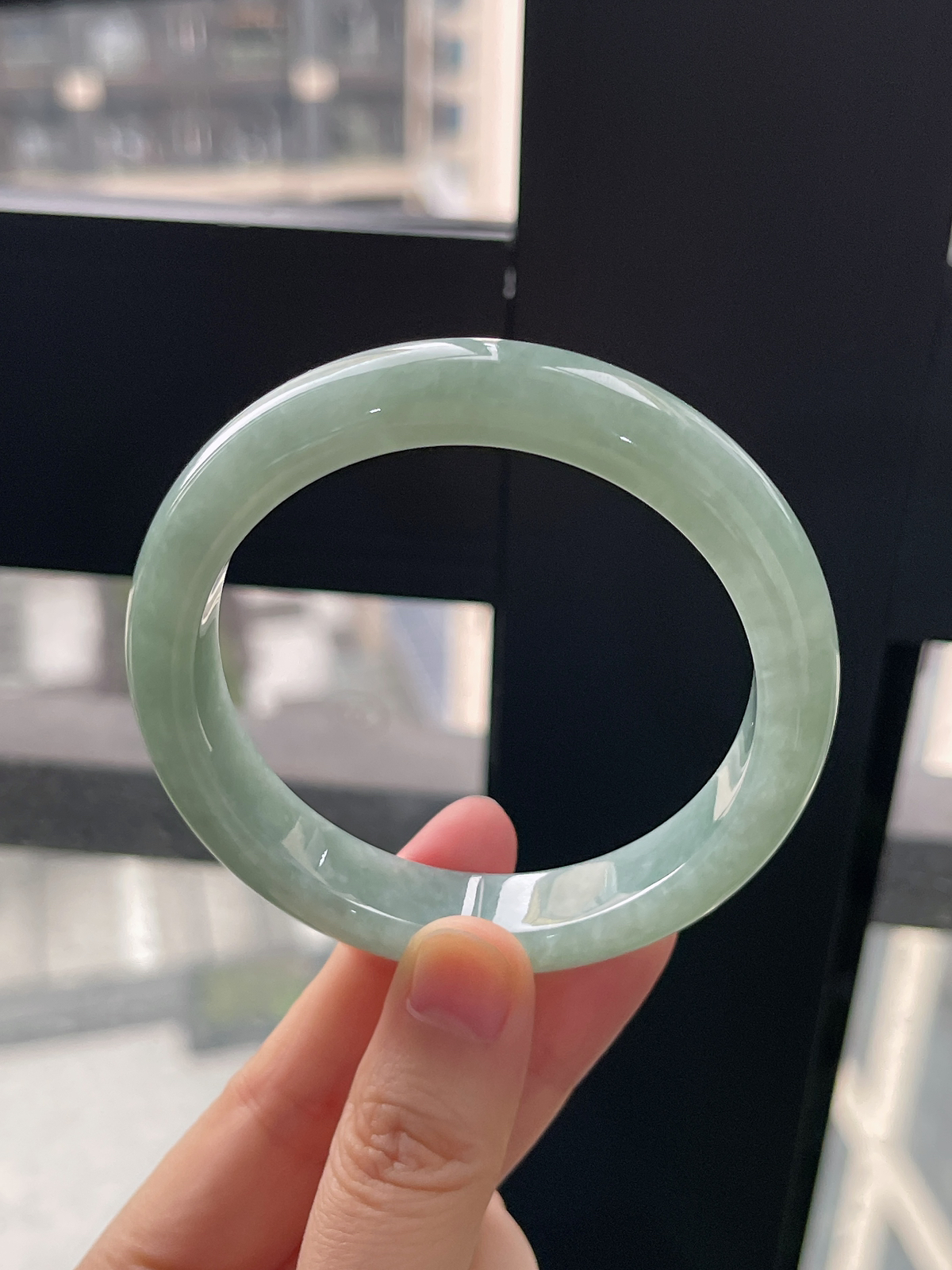 正圈56.3圈口，翡翠糯化种淡绿色手镯