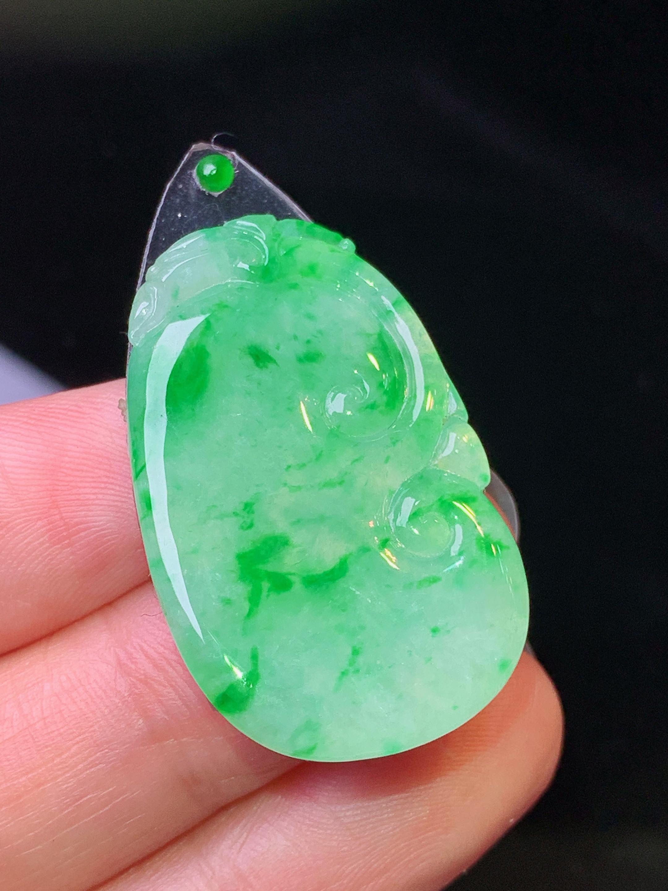 镶嵌款 翠绿如意吊坠 玉质细腻 色泽艳丽清新 水润亮眼 整体尺寸33.2*20.9*2.5*2x