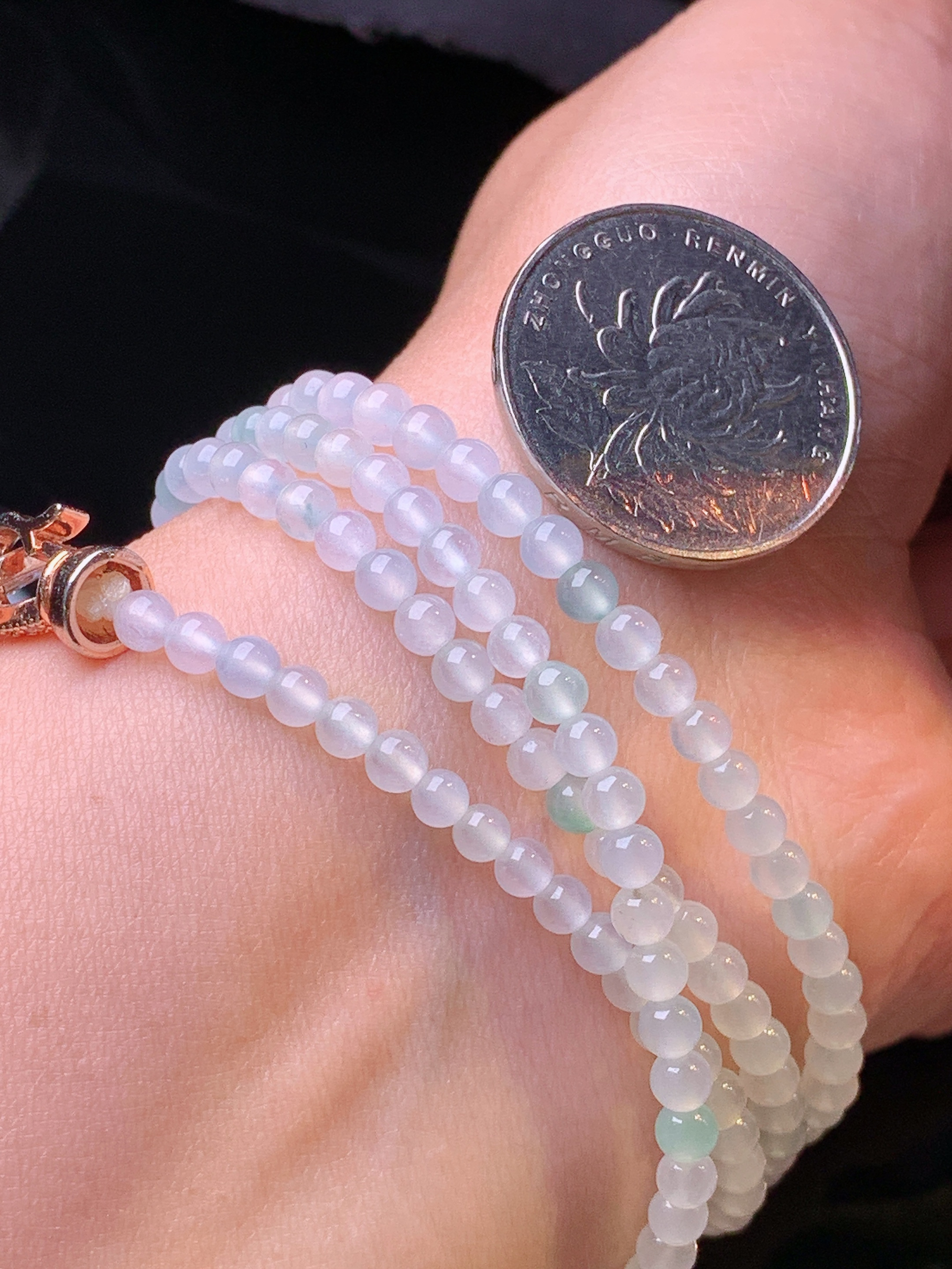 冰种圆珠项链 玉质细腻 色泽艳丽清新 水润亮眼 整体尺寸3.8*2x