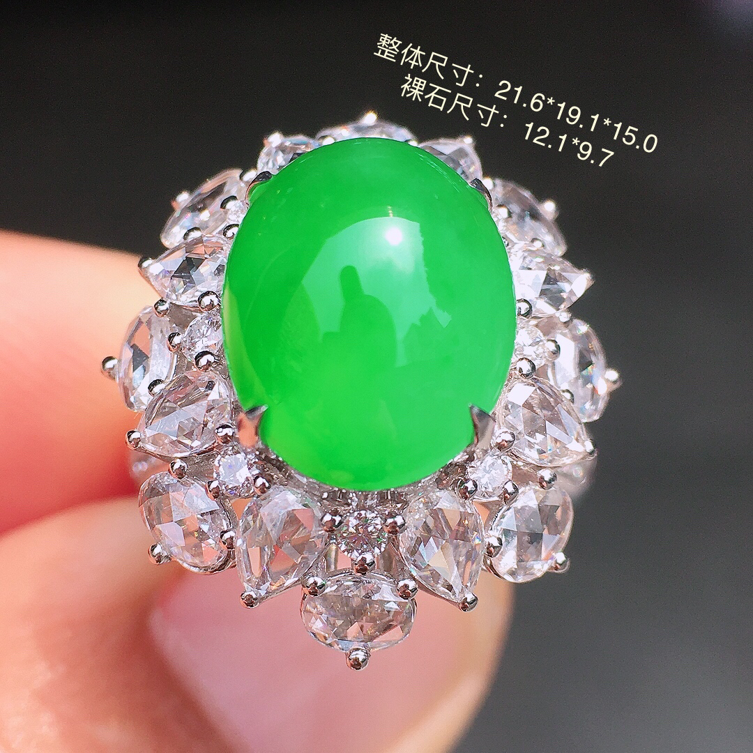 阳绿蛋面戒指，色泽均匀艳丽，玉质细腻，荧光感超
强，饱满圆润，尽显优雅气质，18k
金豪华镶嵌