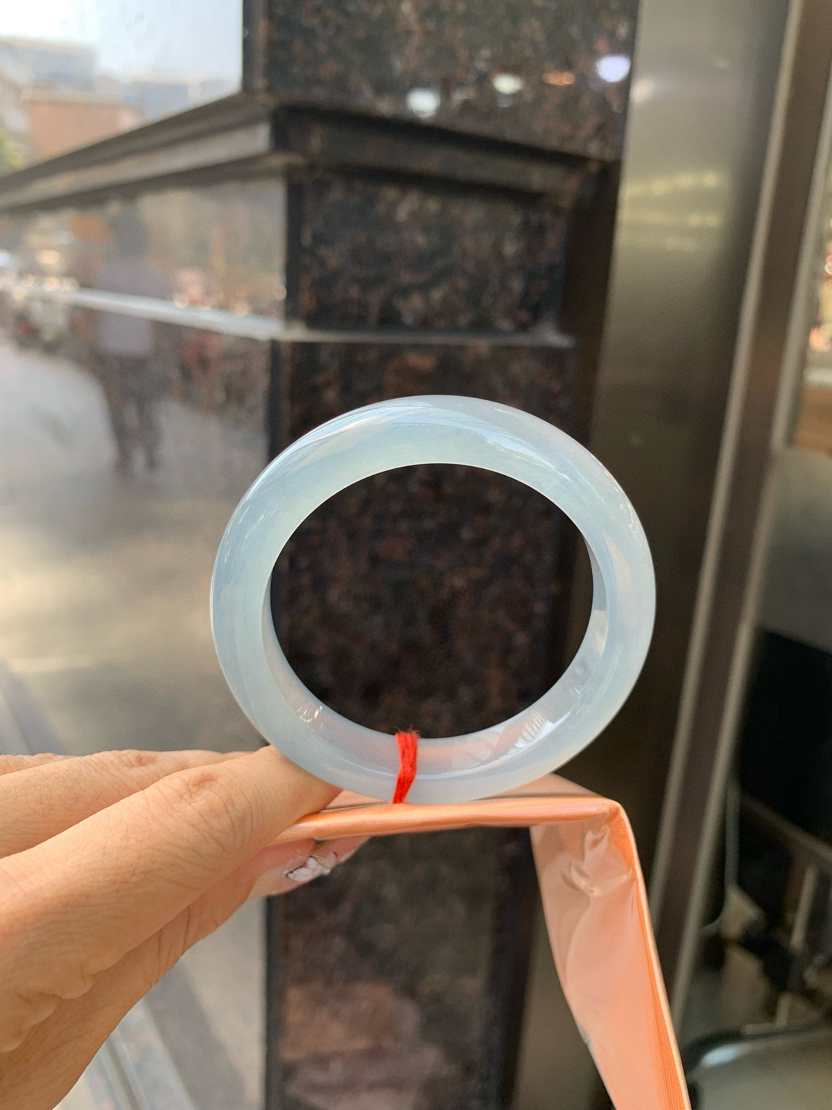 冰紫正圈，无纹裂
55.2-8.6-11.6
底妆冰润，淡淡粉紫，清透飘渺如雾般连绵，水光流转的美貌紫镯绝妙冰透，醉卧水云间，氤氲诗意的美跃然于手腕之间