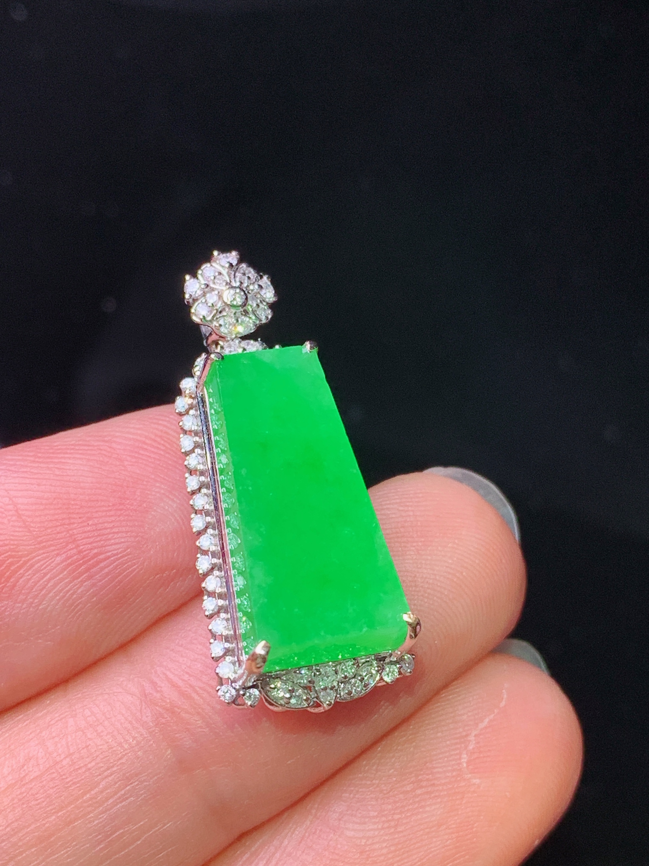 18k金钻镶嵌翠绿无事牌吊坠 玉质细腻 色泽艳丽清新 水润亮眼 整体尺寸28.5*11.8*8j2