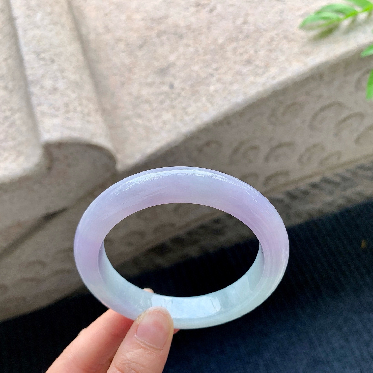 正圈58 59
【圈口】58.8/12/9.8
【描述】糯冰椿彩，水润，种老，细腻，无裂纹！