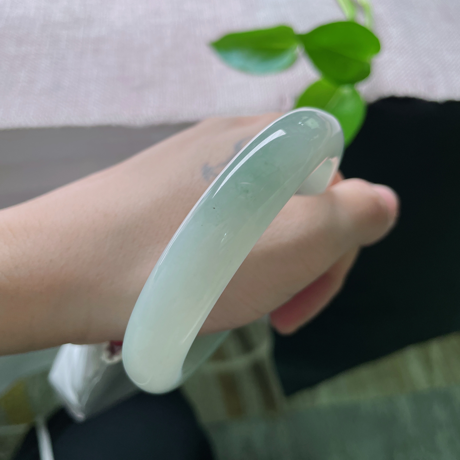 60.1/13/8.8，浅绿底正圈，大圈口，是初春柳梢，日光透过的颜色。一点皮纹，