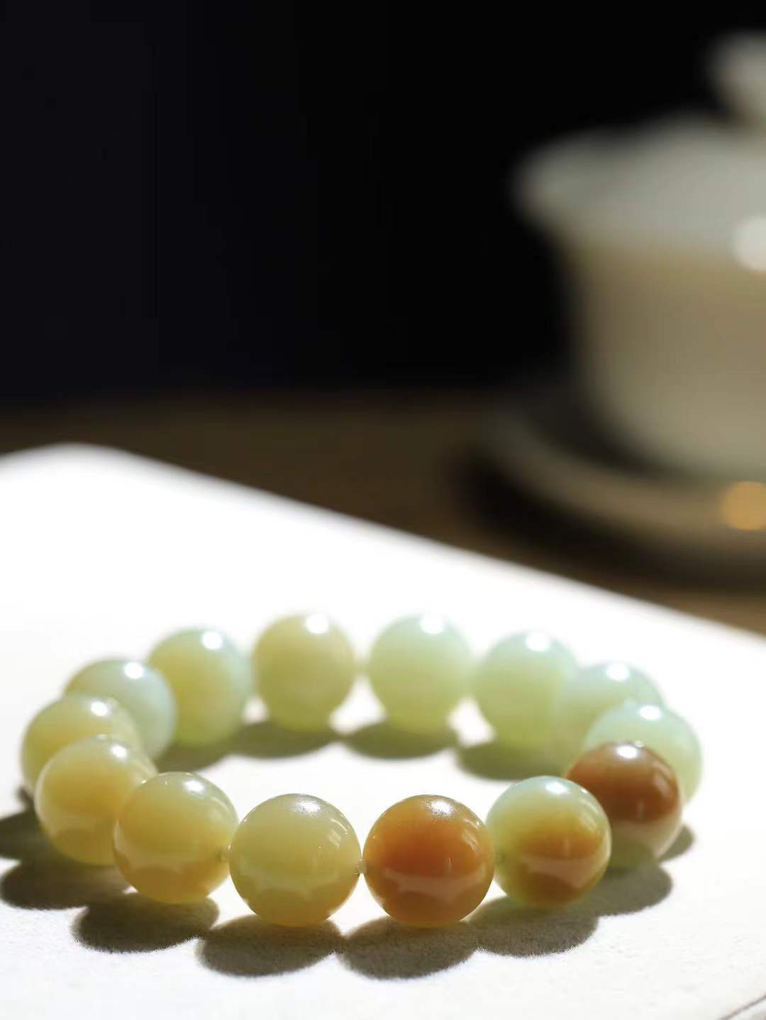 【珠圆玉润.手串】

精品和田玉糖青白玉珠圆玉润手串 玉质温润细腻  整串打磨圆润，佩戴舒适。珠珠落玉盘，间关莺语花底滑，一生美好时光，无论身在何处，都有它相伴相守。事事顺遂，幸福美满，吉祥如意。重60.3克 尺寸取一14mm FDL-16302300