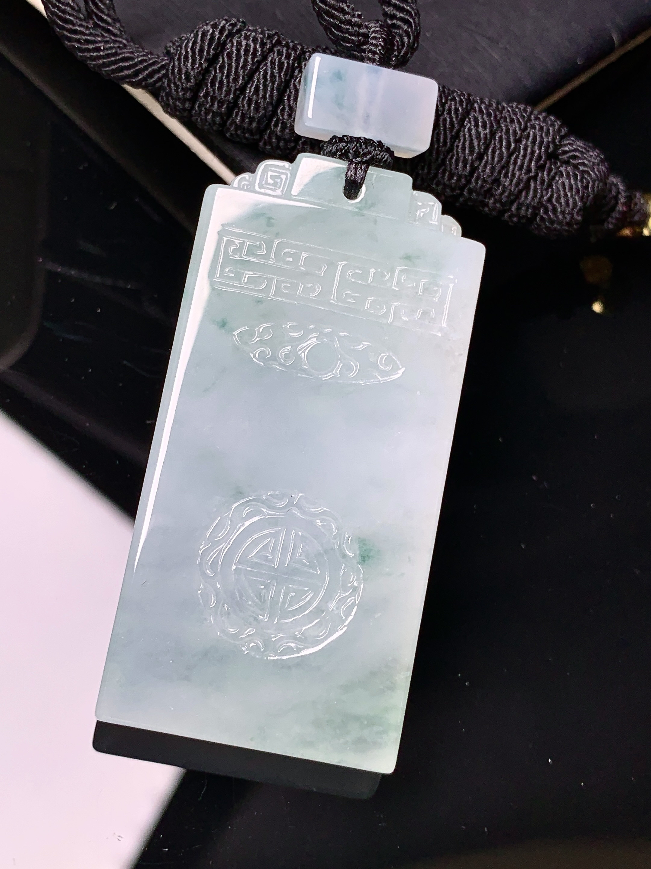 飘绿无事牌吊坠 玉质细腻 色泽艳丽清新 水润亮眼 整体尺寸49.2*24.6*5.7L1