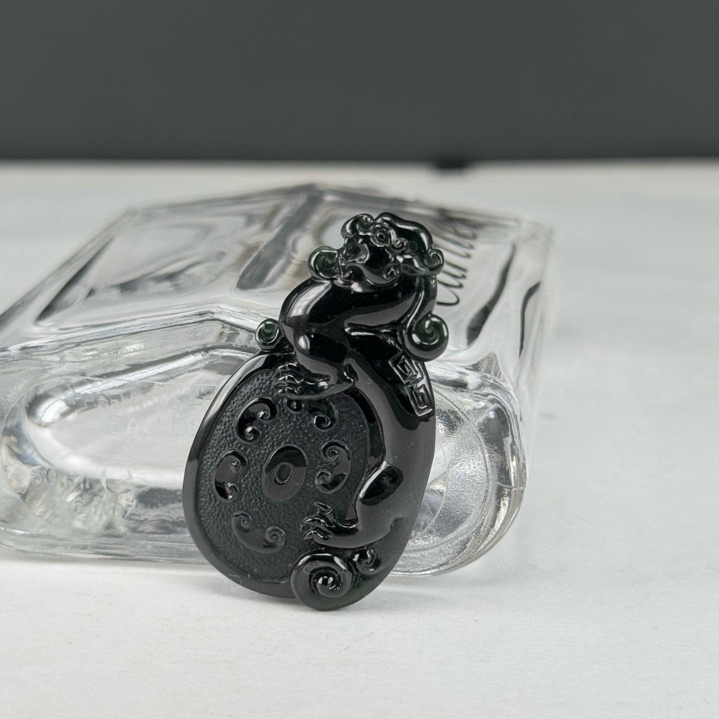 精品18k墨翠仿古龙牌 种好色正 黑度极好 打灯通透 油性十足  尺寸40.6