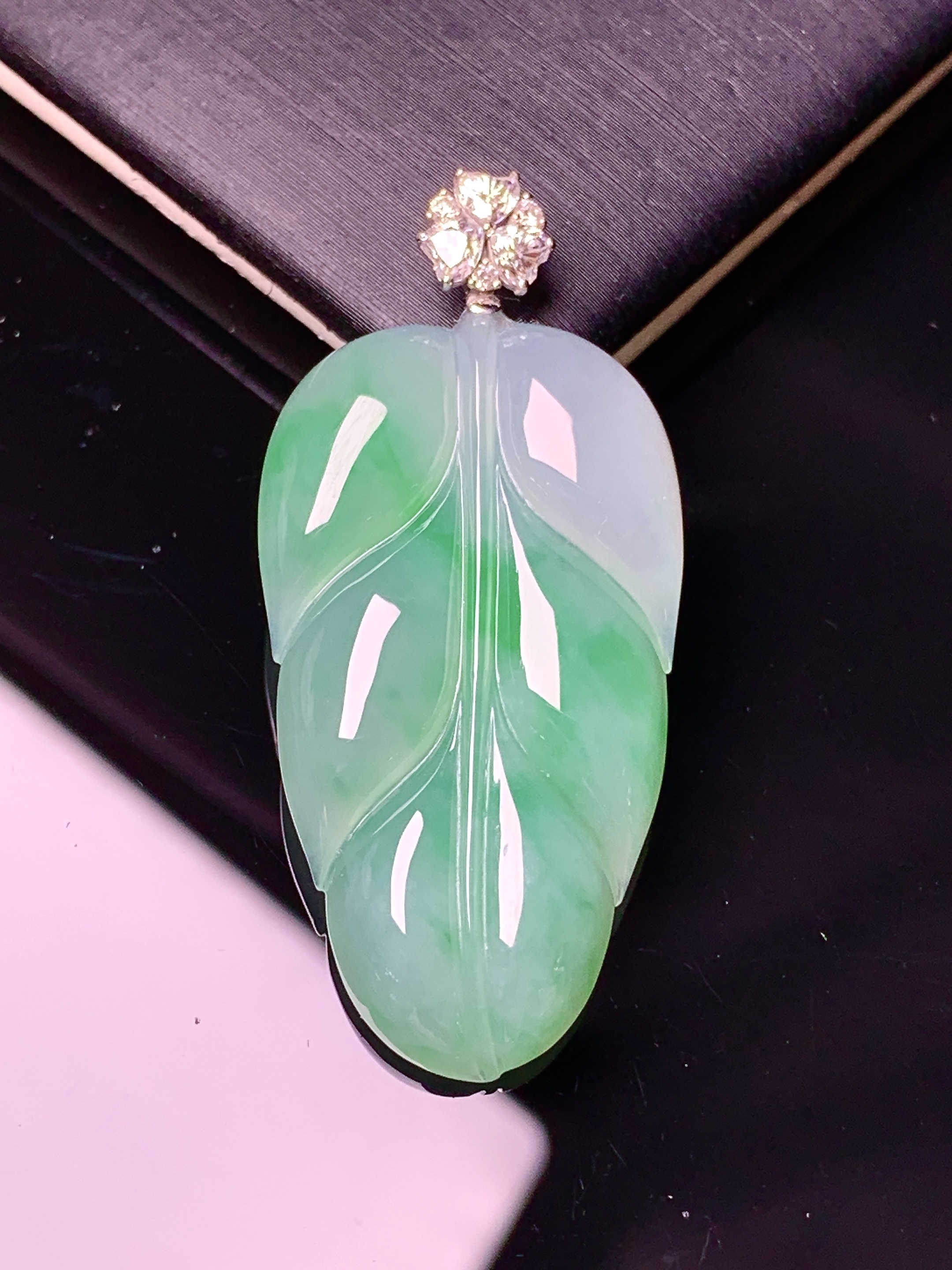 18k金莫桑钻镶嵌飘绿树叶吊坠 玉质细腻 色泽艳丽清新 水润亮眼 整体尺寸43.2*19.8*4.