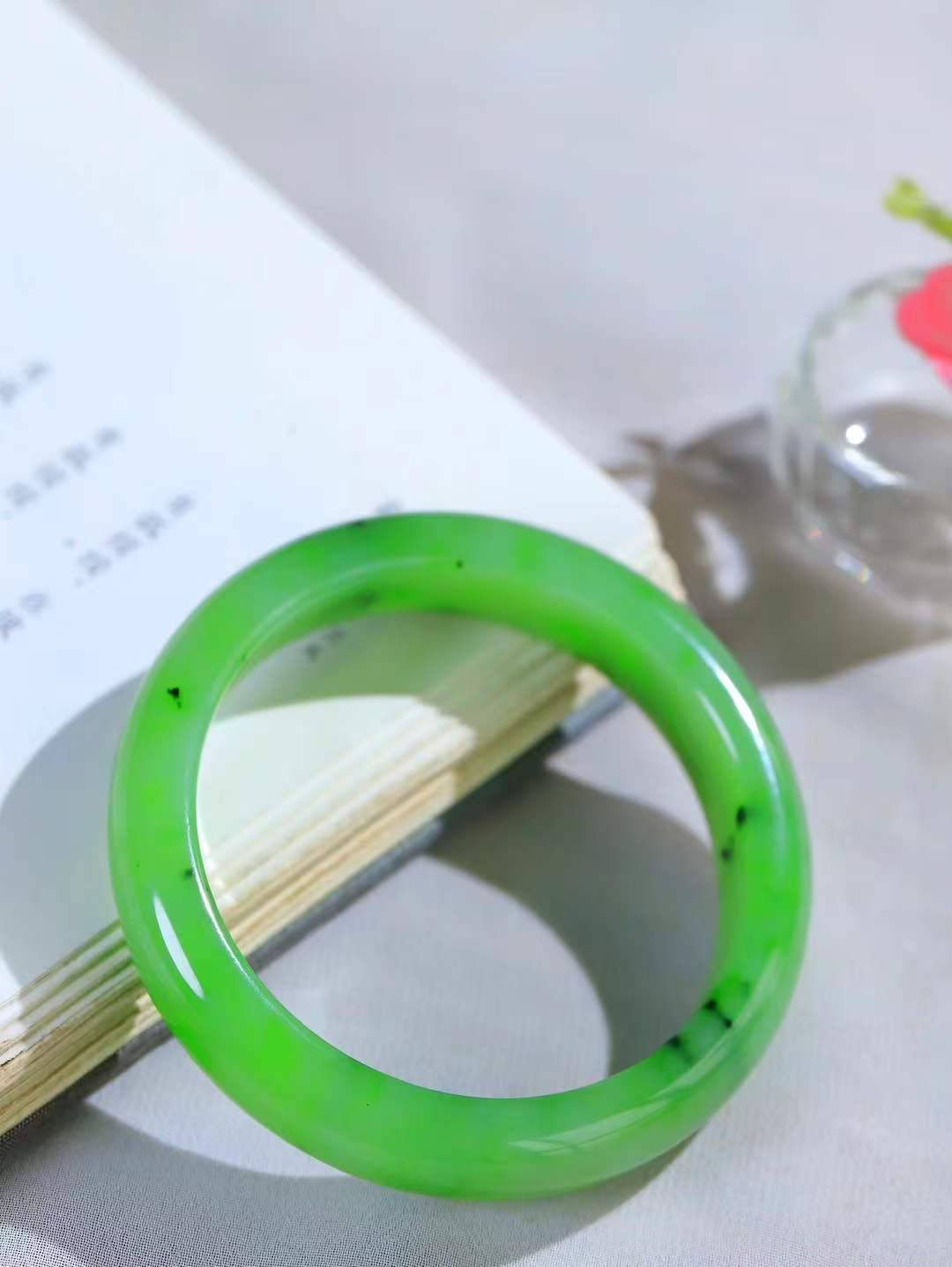 【碧波流转·手镯】

精品和田玉碧玉手镯，玉质细腻温润，手感舒适，️线条流畅，简约大气，美自天成，佩戴于腕间，婉约之美，举手投足间透出那份低调奢华，醉人心扉。 重64克 内径圈口58.5mm尺寸14.5-8.5mm  FDL-45302333