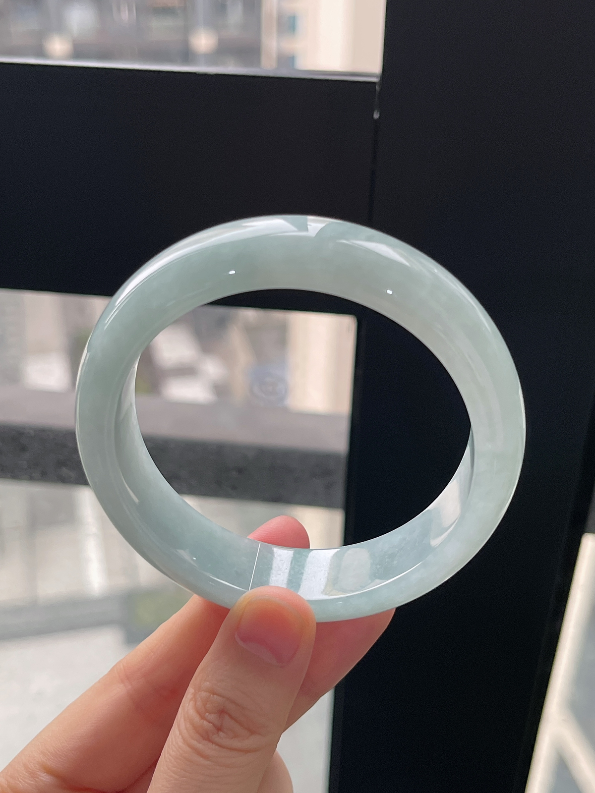 正圈57.9圈口，翡翠糯化种淡蓝绿色宽版手镯