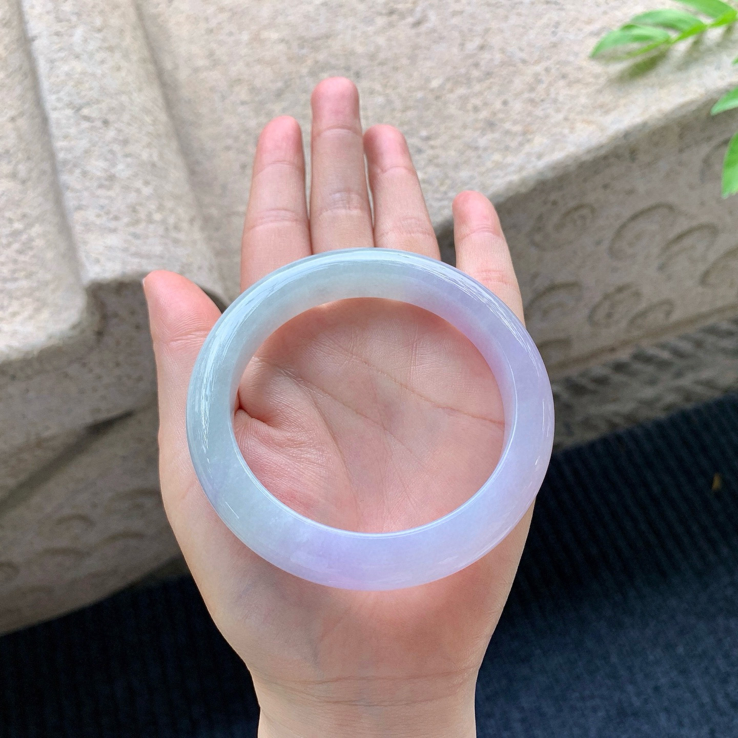 正圈58 59
【圈口】58.8/12/9.8
【描述】糯冰椿彩，水润，种老，细腻，无裂纹！