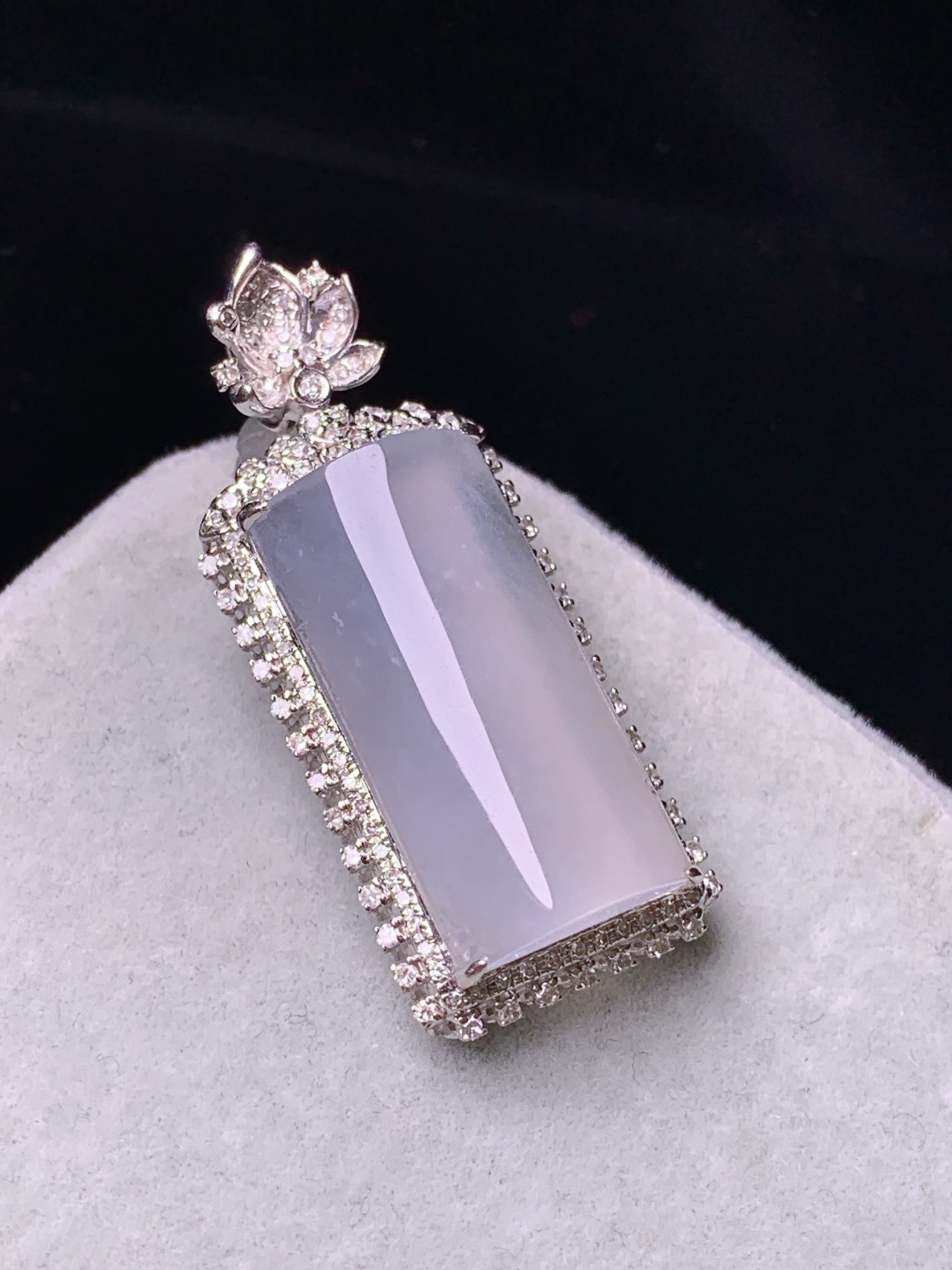 18k金钻镶嵌冰种玉柱吊坠 玉质细腻 色泽艳丽清新 水润亮眼 整体尺寸34.6*14.3*9g2