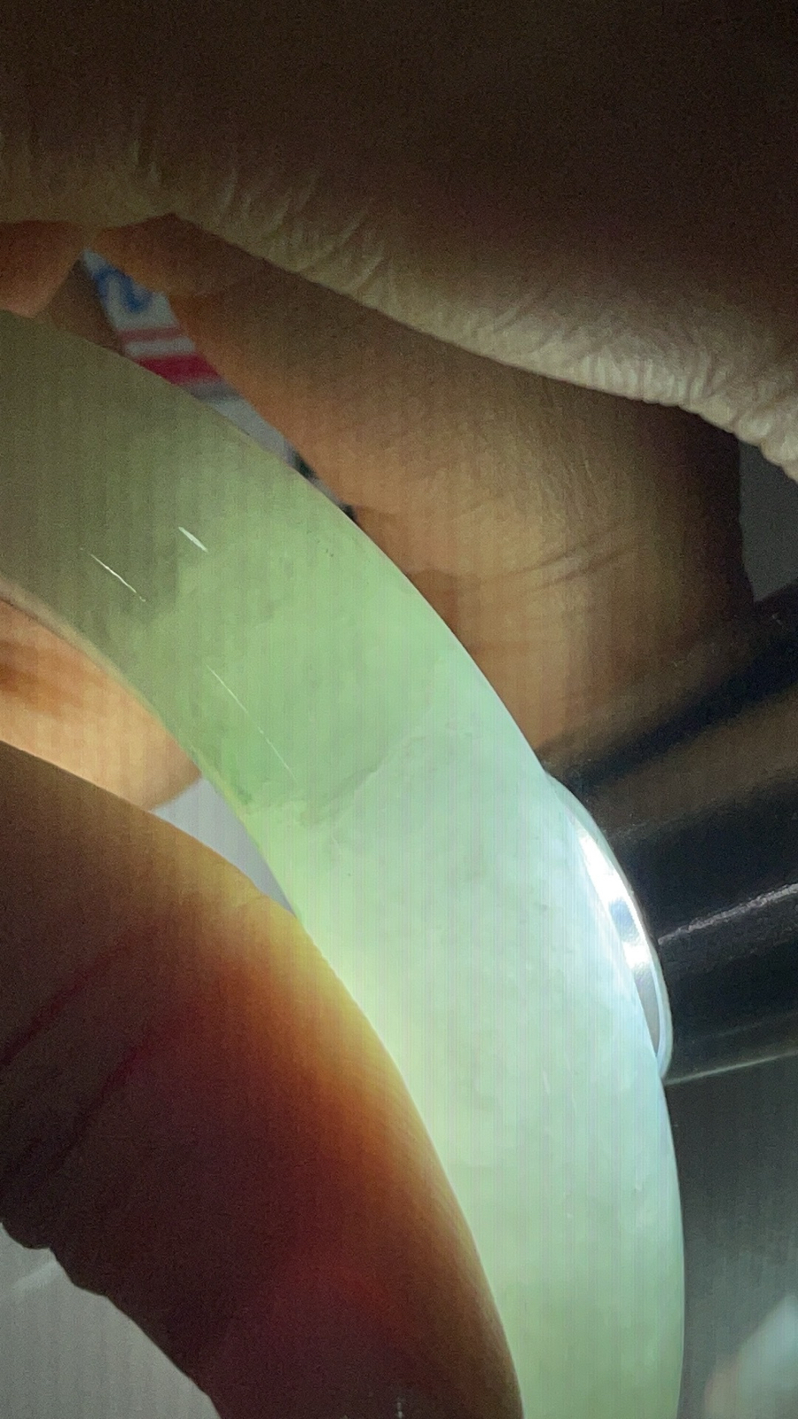 60/12.2，飘花圆条，大圈口，天然孤品，无两花色，戴出专属气质。珠圆玉润，晶体