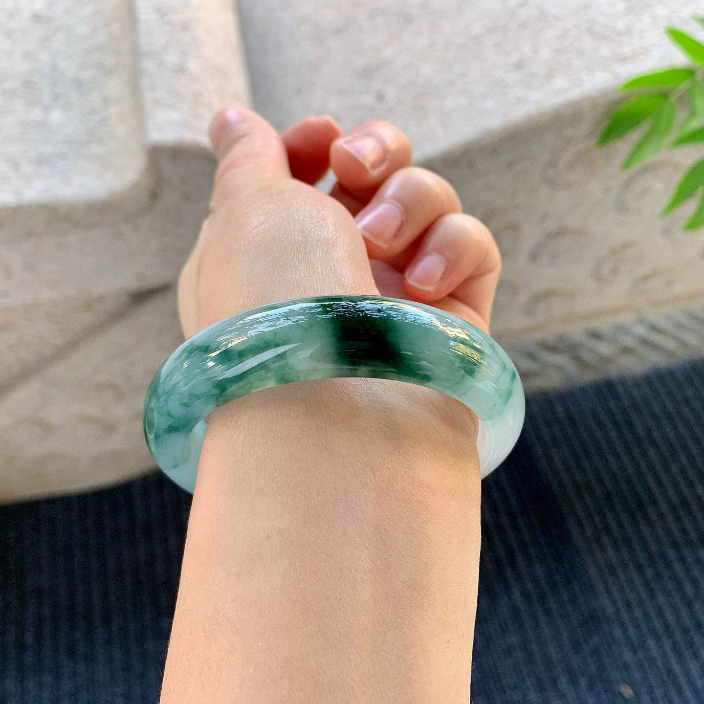 正圈53 54
【圈口】54.5/13.8/8.2
【描述】冰糯飘花，水润，种老，细腻，无纹裂！