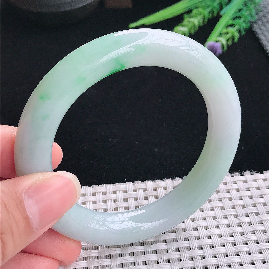 实拍A货翡翠56/11老坑精美温润飘绿胖圆条手镯翡翠玉镯手环