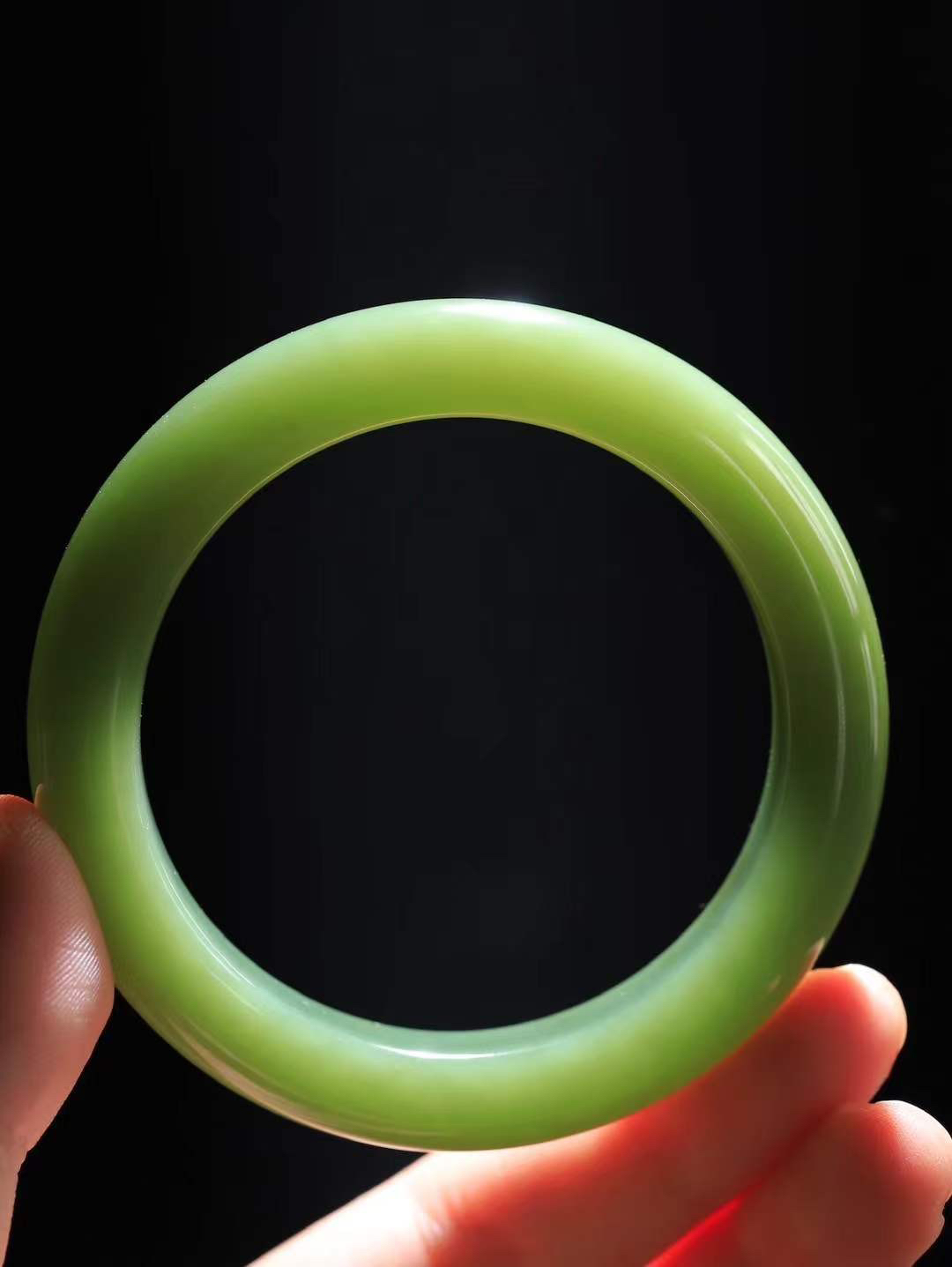 （柔情似水.手镯）

精品和田玉青黄口手镯，玉质温润细腻，镯型饱满圆润，优雅知性，姽婳于幽静兮，又婆娑乎人间，经典款型，古朴典雅。极具灵性，腕间风情，风姿卓越。 重72克   尺寸57.5-13-10.5mm    FDL-36372326